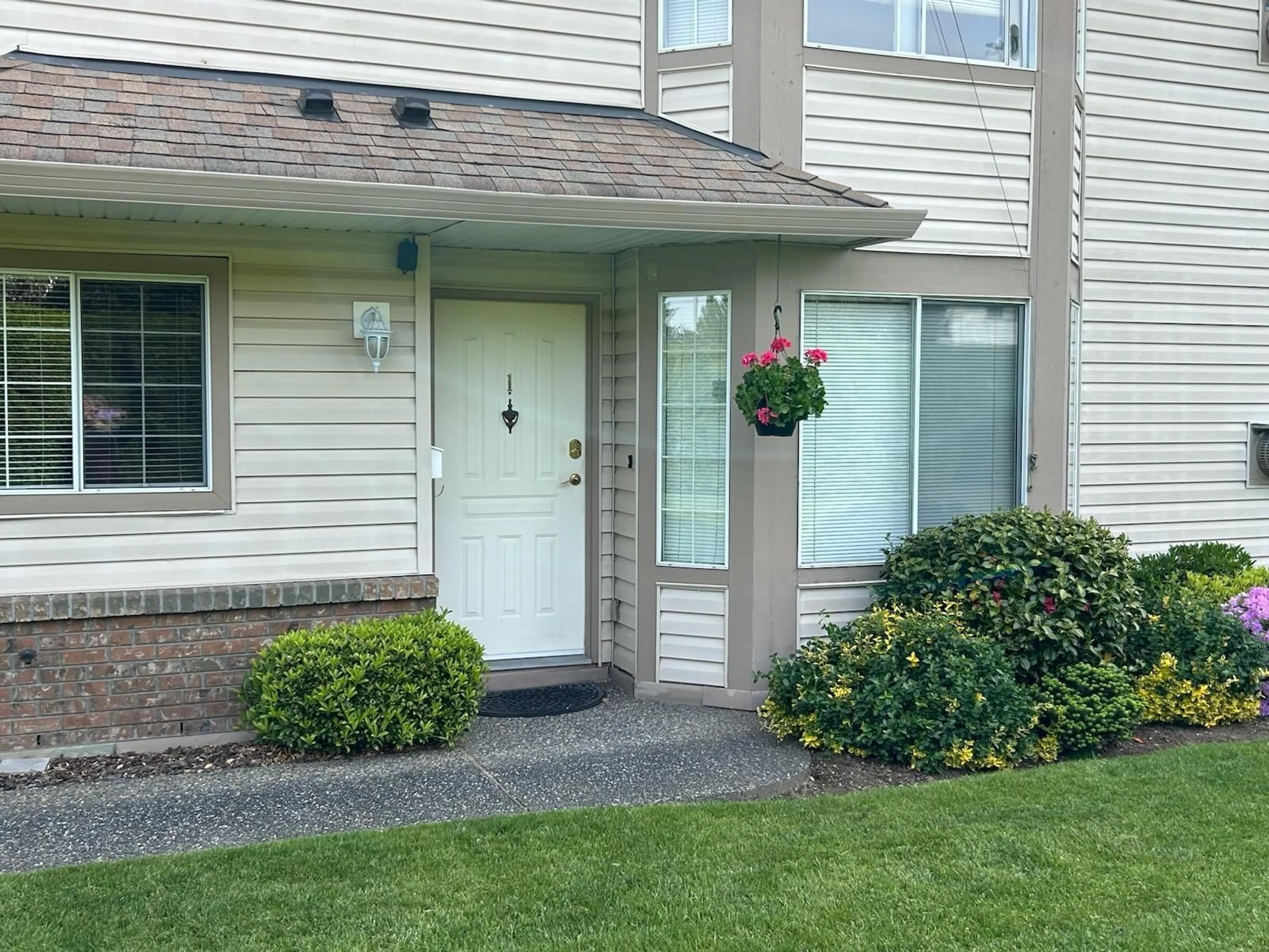 Indoor entryway for 1 - 3110 TRAFALGAR, Abbotsford British Columbia V2S7X7