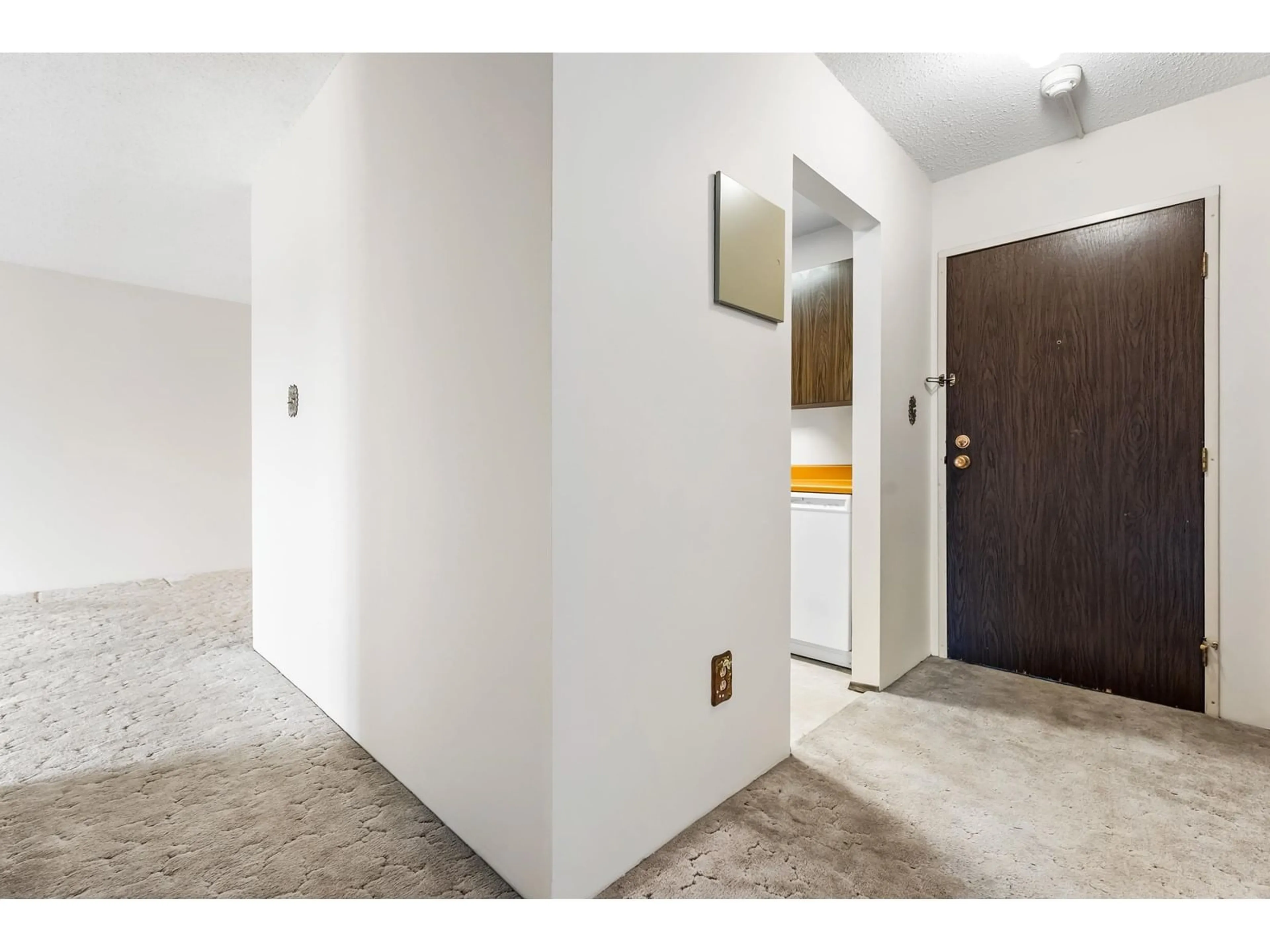 Indoor entryway for 1312 - 45650 MCINTOSH DRIVE, Chilliwack British Columbia V2P6Y5