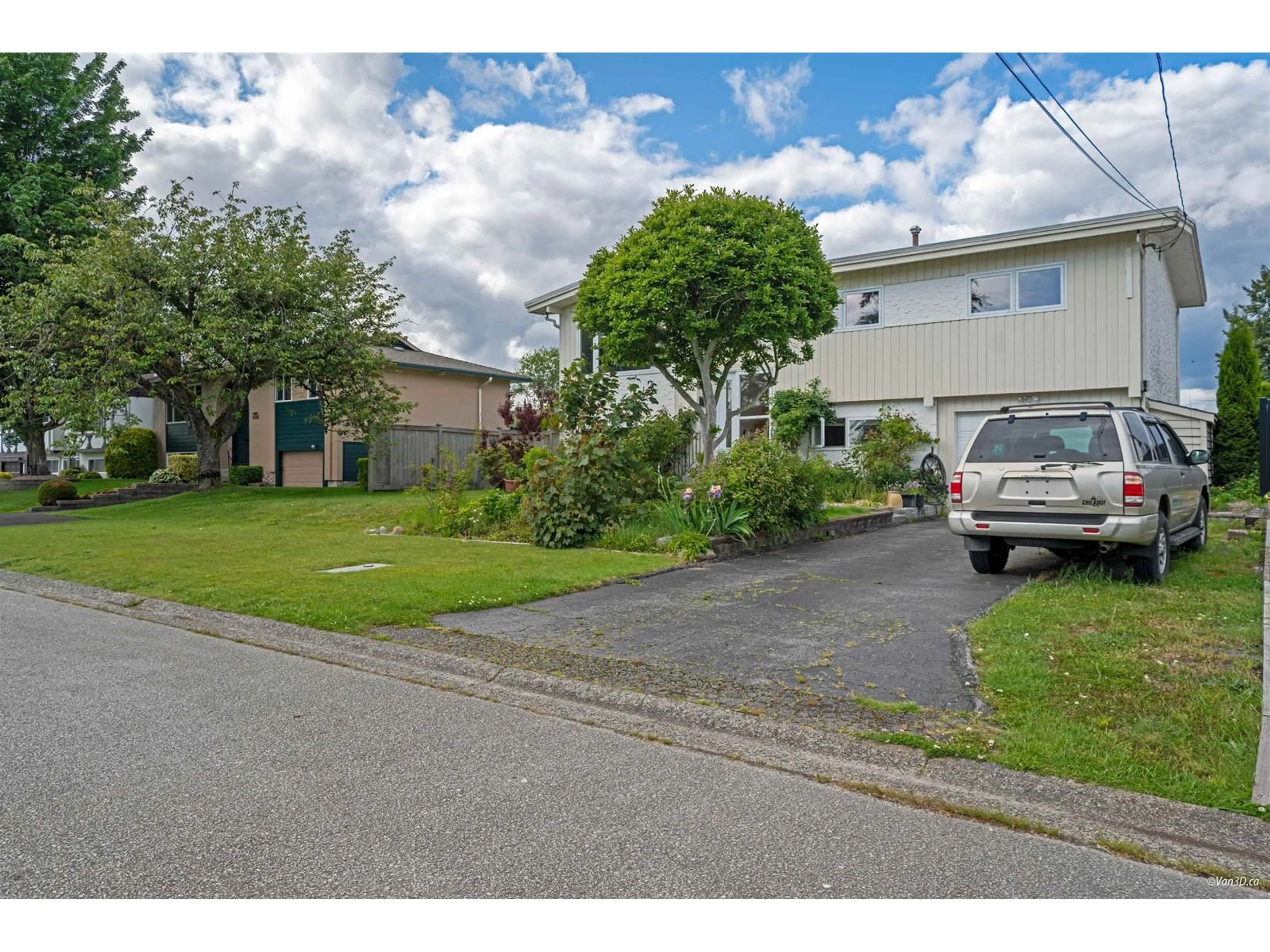 A pic from outside/outdoor area/front of a property/back of a property/a pic from drone, street for 11495 85, Delta British Columbia V4C2T8