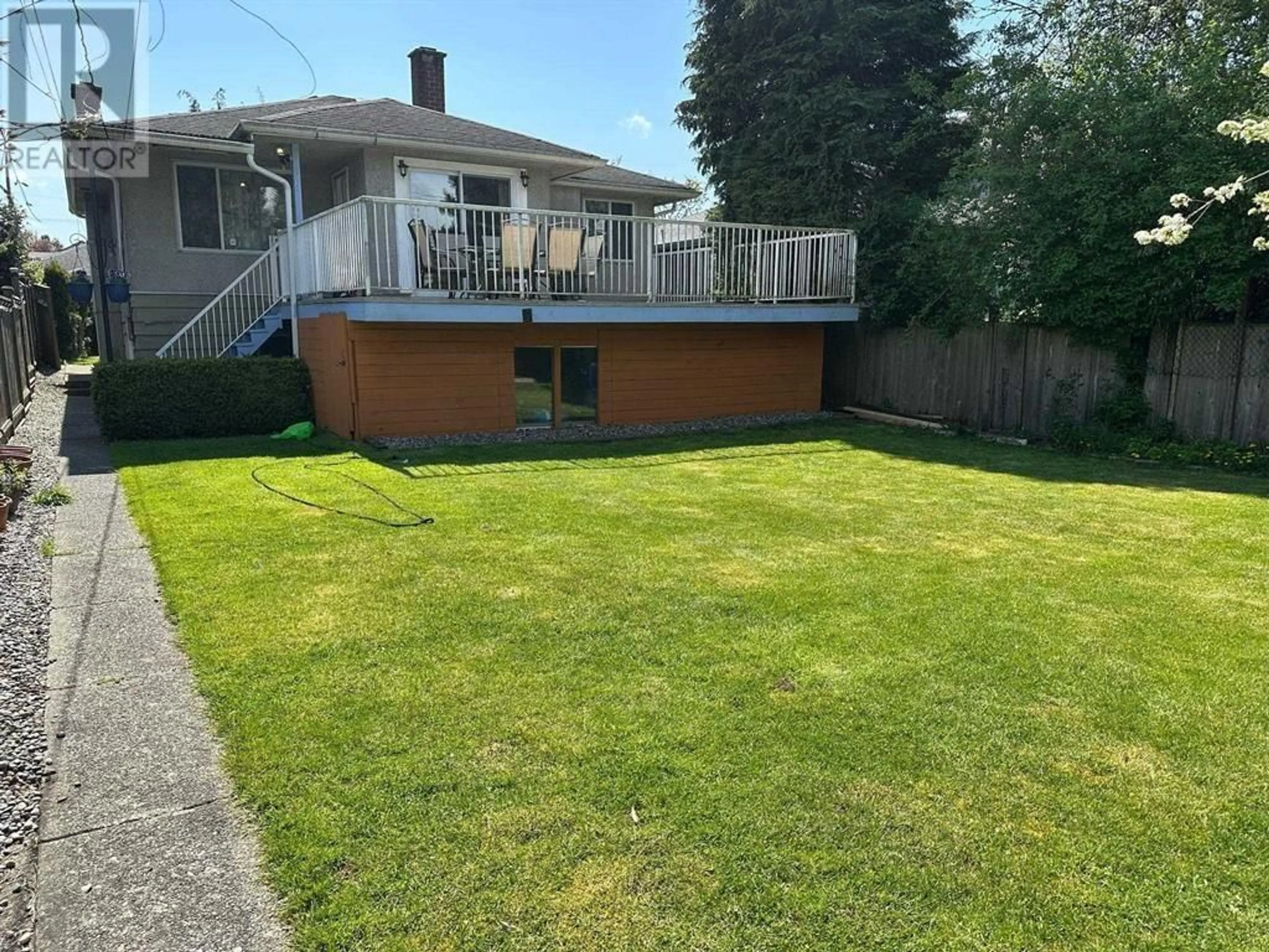 A pic from outside/outdoor area/front of a property/back of a property/a pic from drone, street for 645 E 27 AVENUE, Vancouver British Columbia V5V2K7