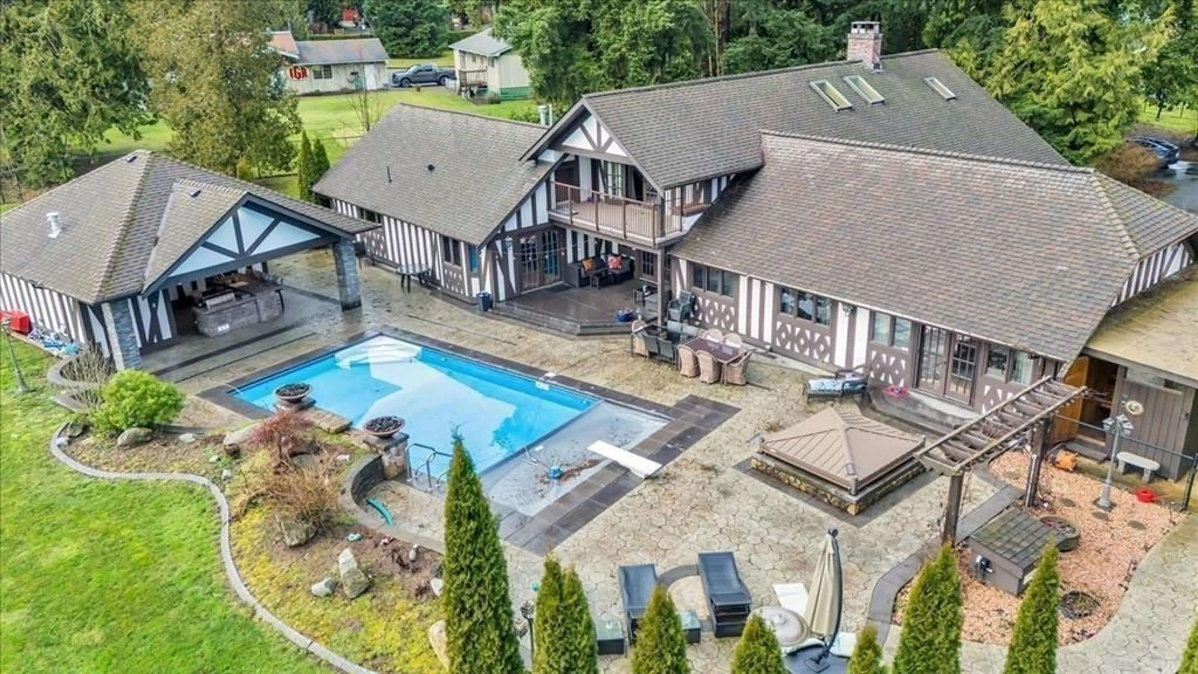 A pic from outside/outdoor area/front of a property/back of a property/a pic from drone, unknown for 20077 FERNRIDGE, Langley British Columbia V2Z1X4