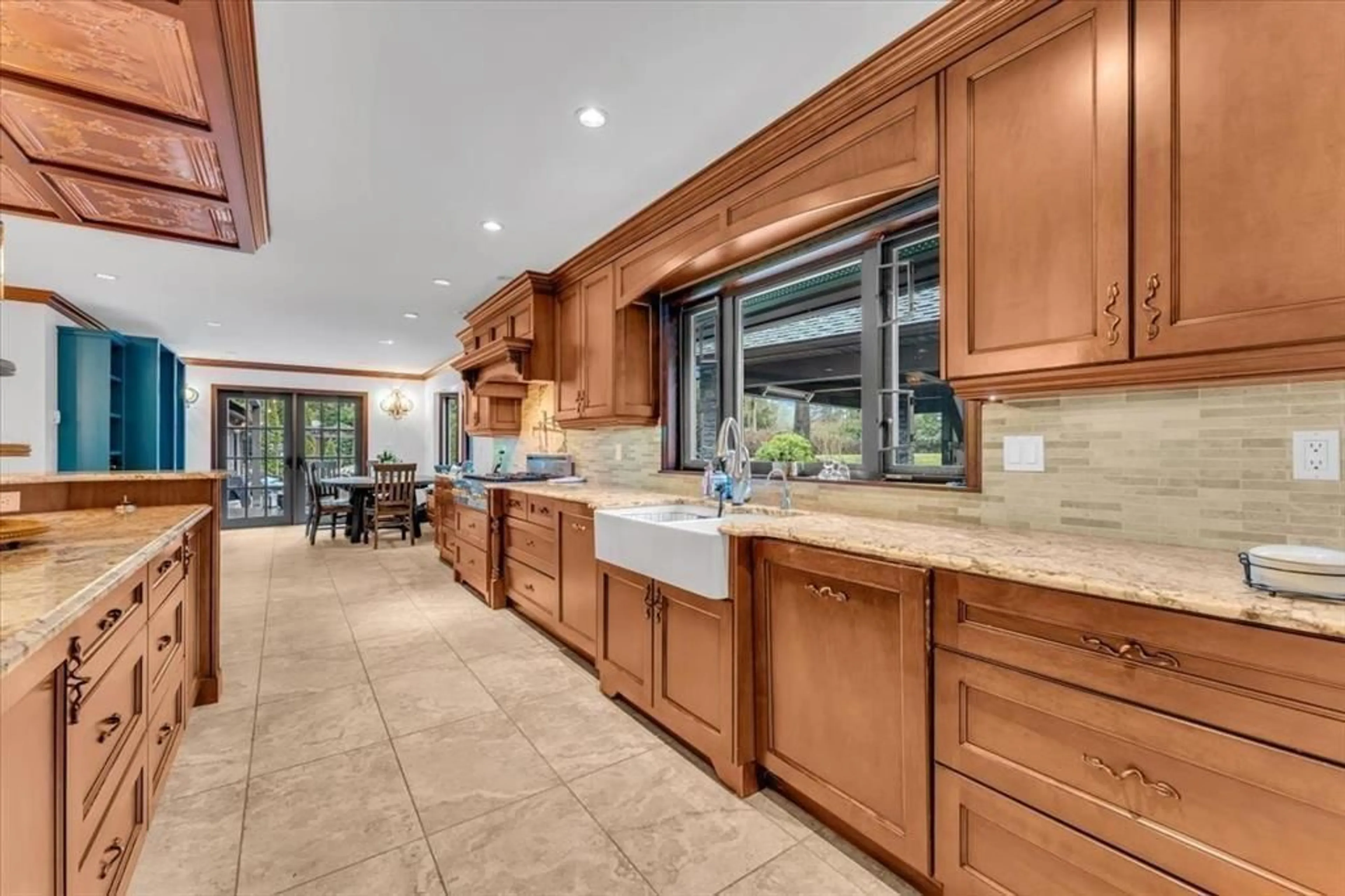 Open concept kitchen, ceramic/tile floor for 20077 FERNRIDGE, Langley British Columbia V2Z1X4