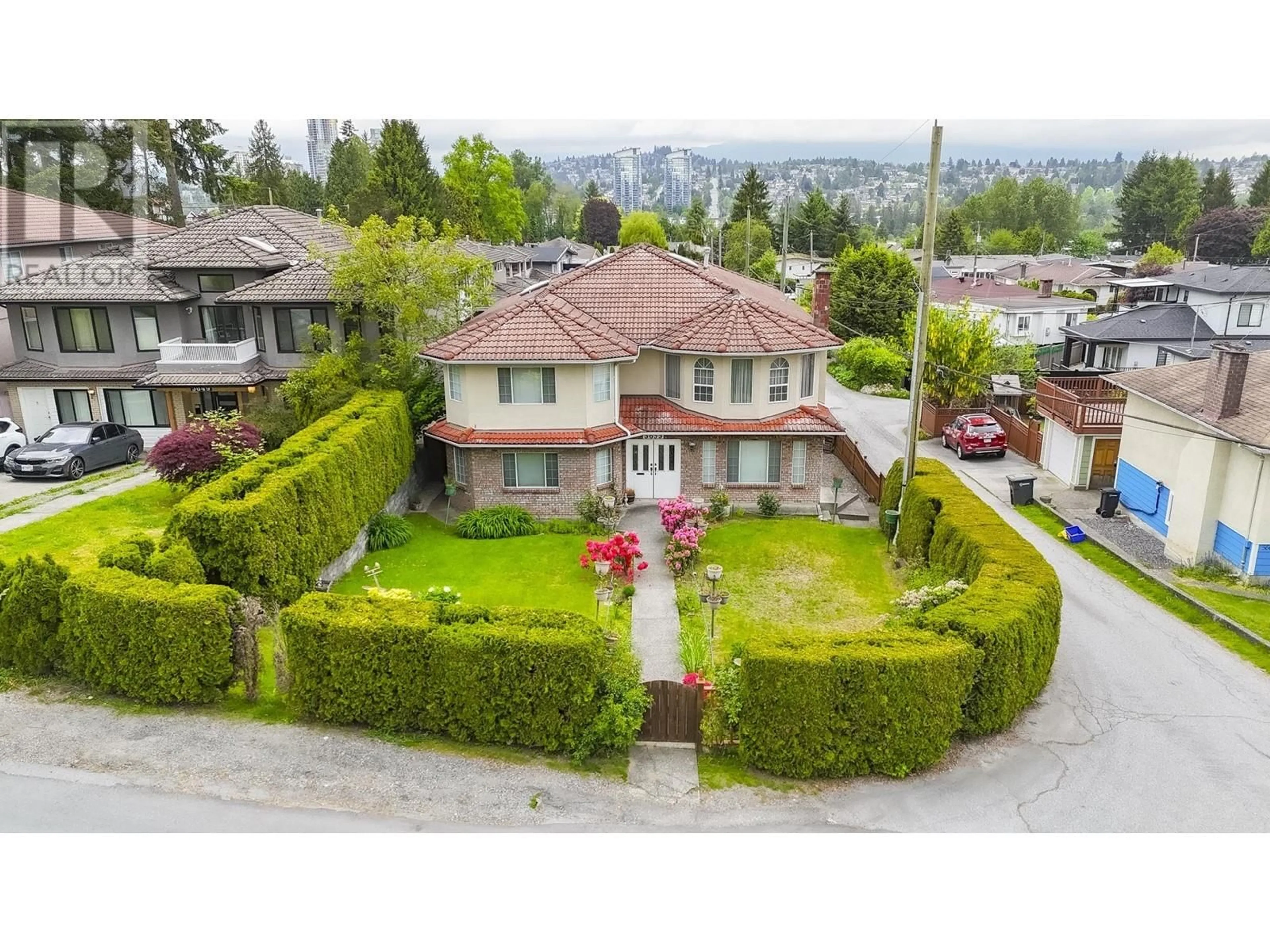A pic from outside/outdoor area/front of a property/back of a property/a pic from drone, street for 5655 LAUREL STREET, Burnaby British Columbia V5G1N4
