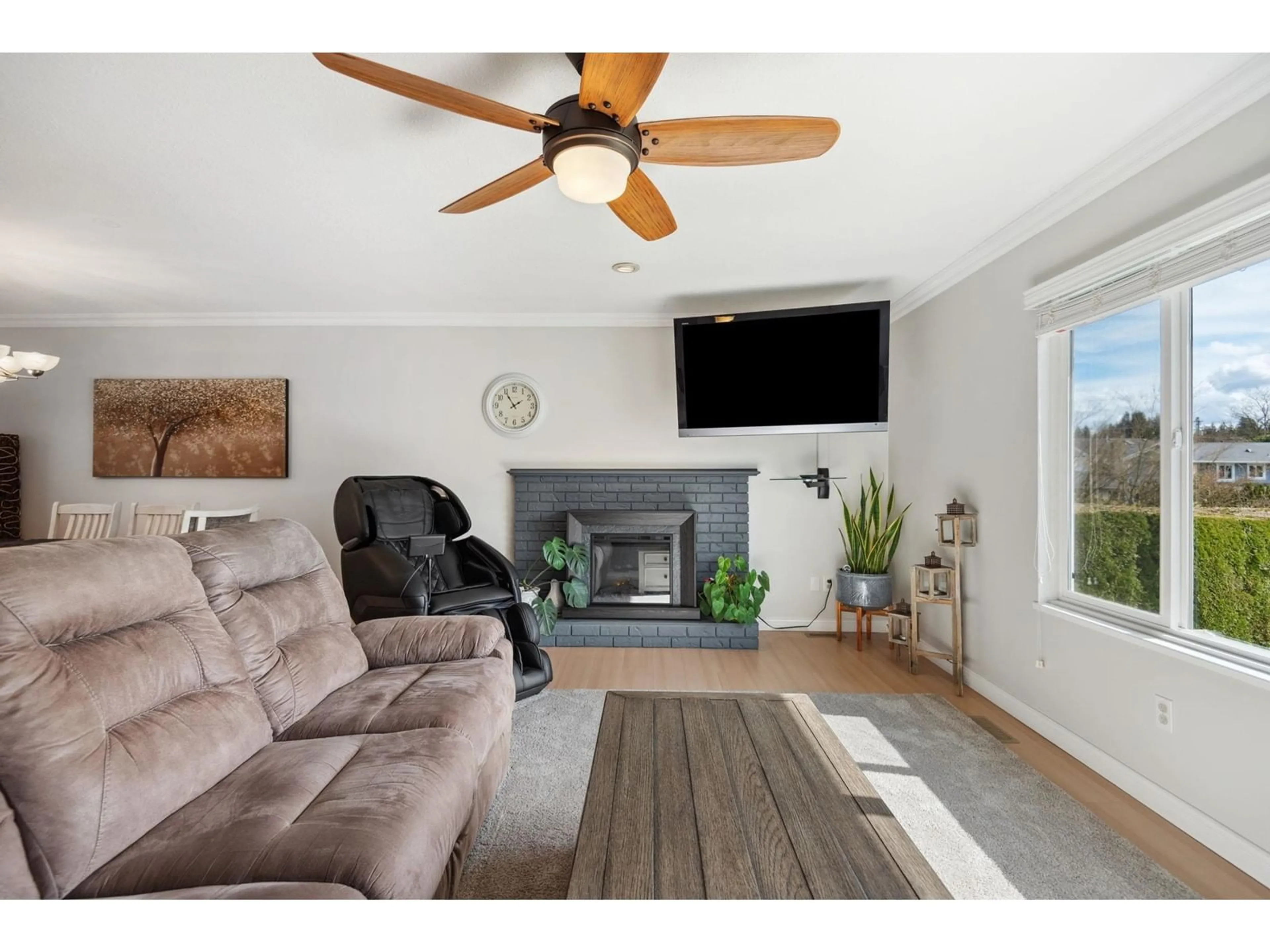 Living room with furniture, wood/laminate floor for 21247 94B, Langley British Columbia V1M1L8