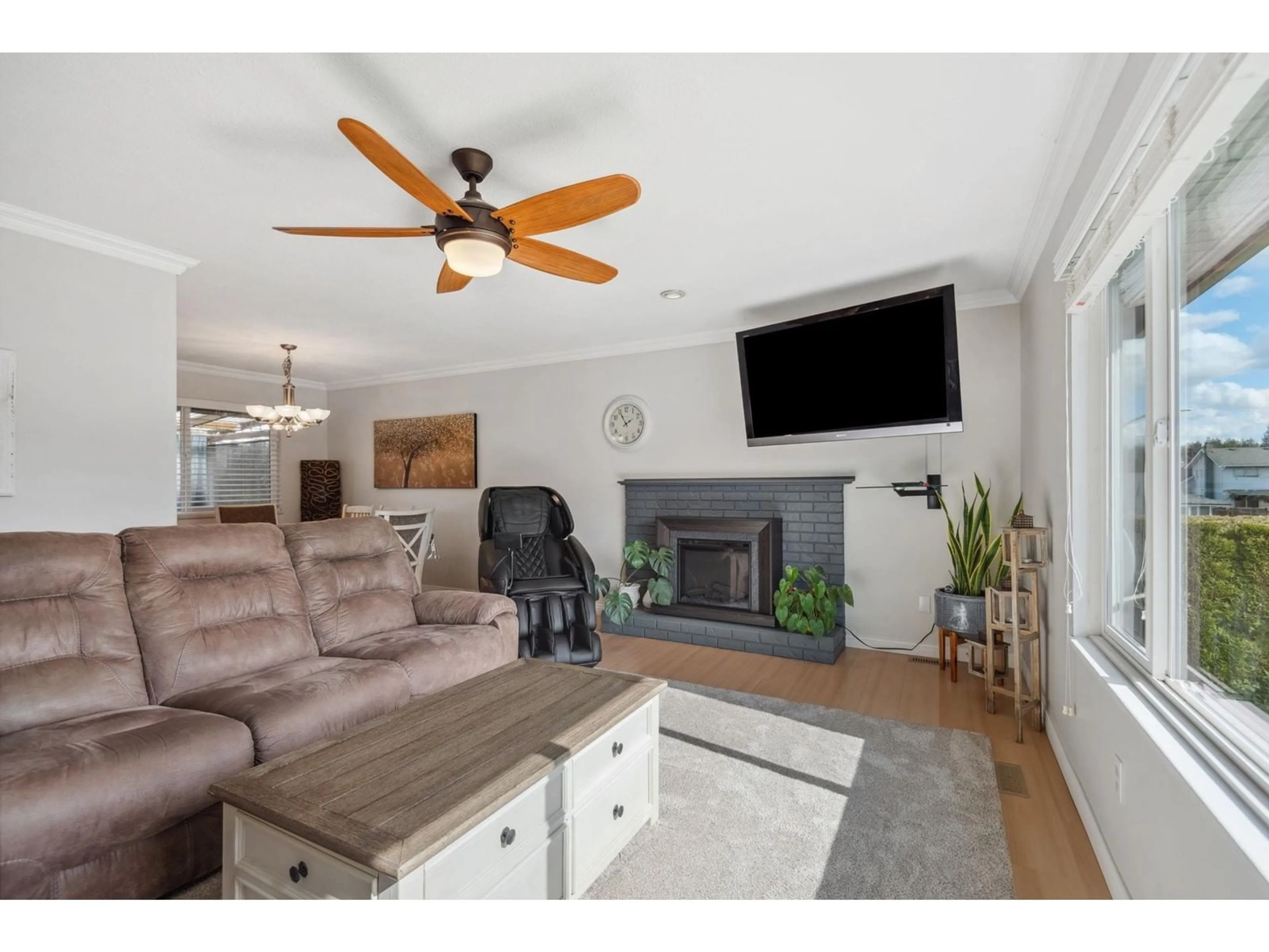 Living room with furniture, wood/laminate floor for 21247 94B, Langley British Columbia V1M1L8
