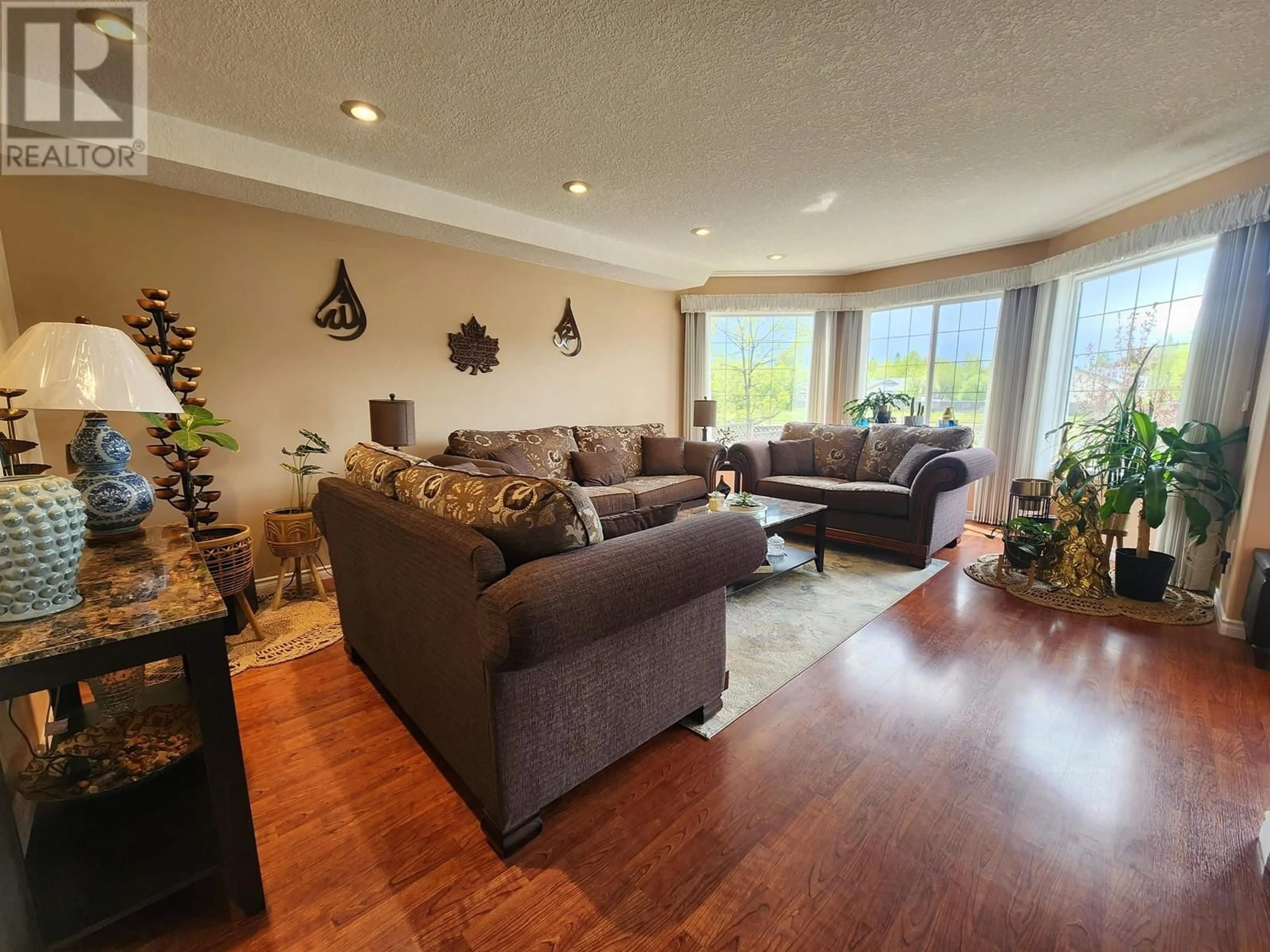 Living room with furniture, wood/laminate floor for 6808 WESTGATE AVENUE, Prince George British Columbia V2N5R2