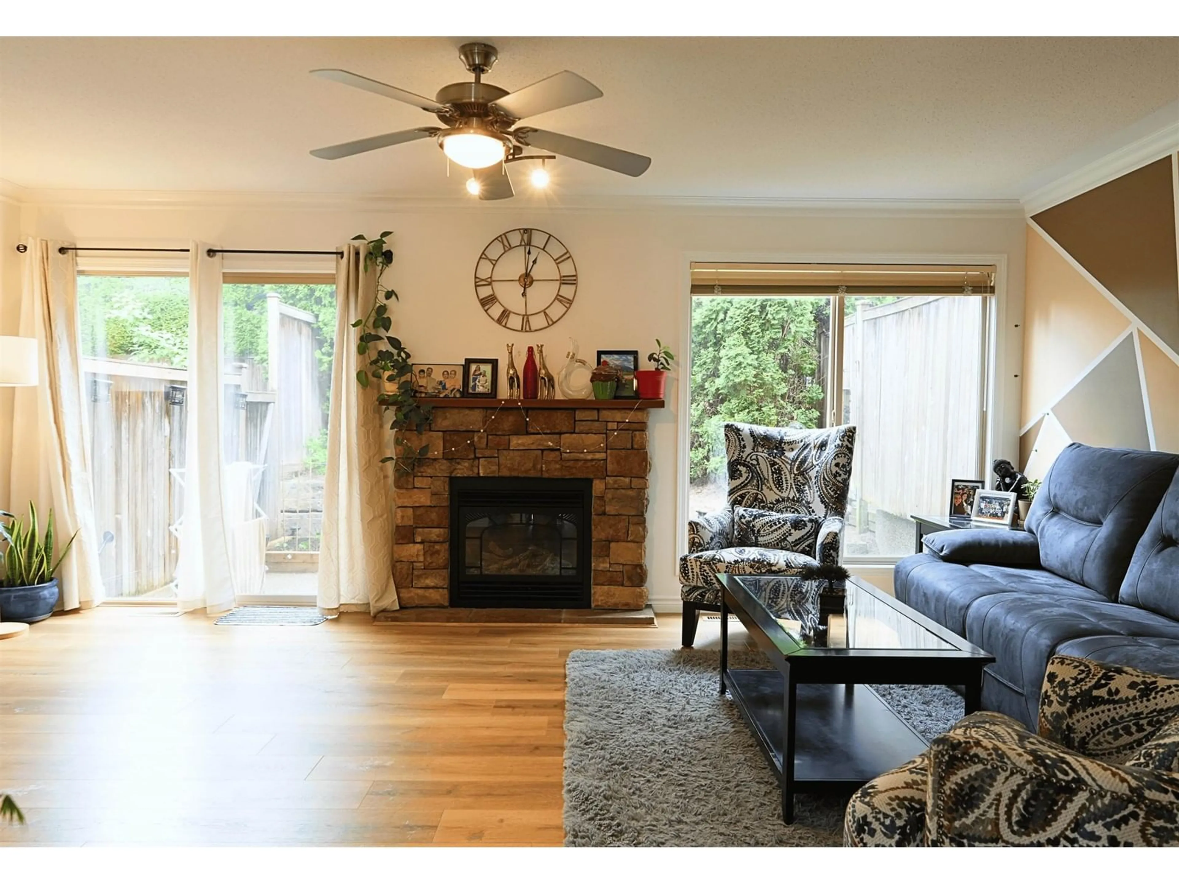 Living room with furniture, wood/laminate floor for 10 - 46840 RUSSELL ROAD, Chilliwack British Columbia V2R5Z1