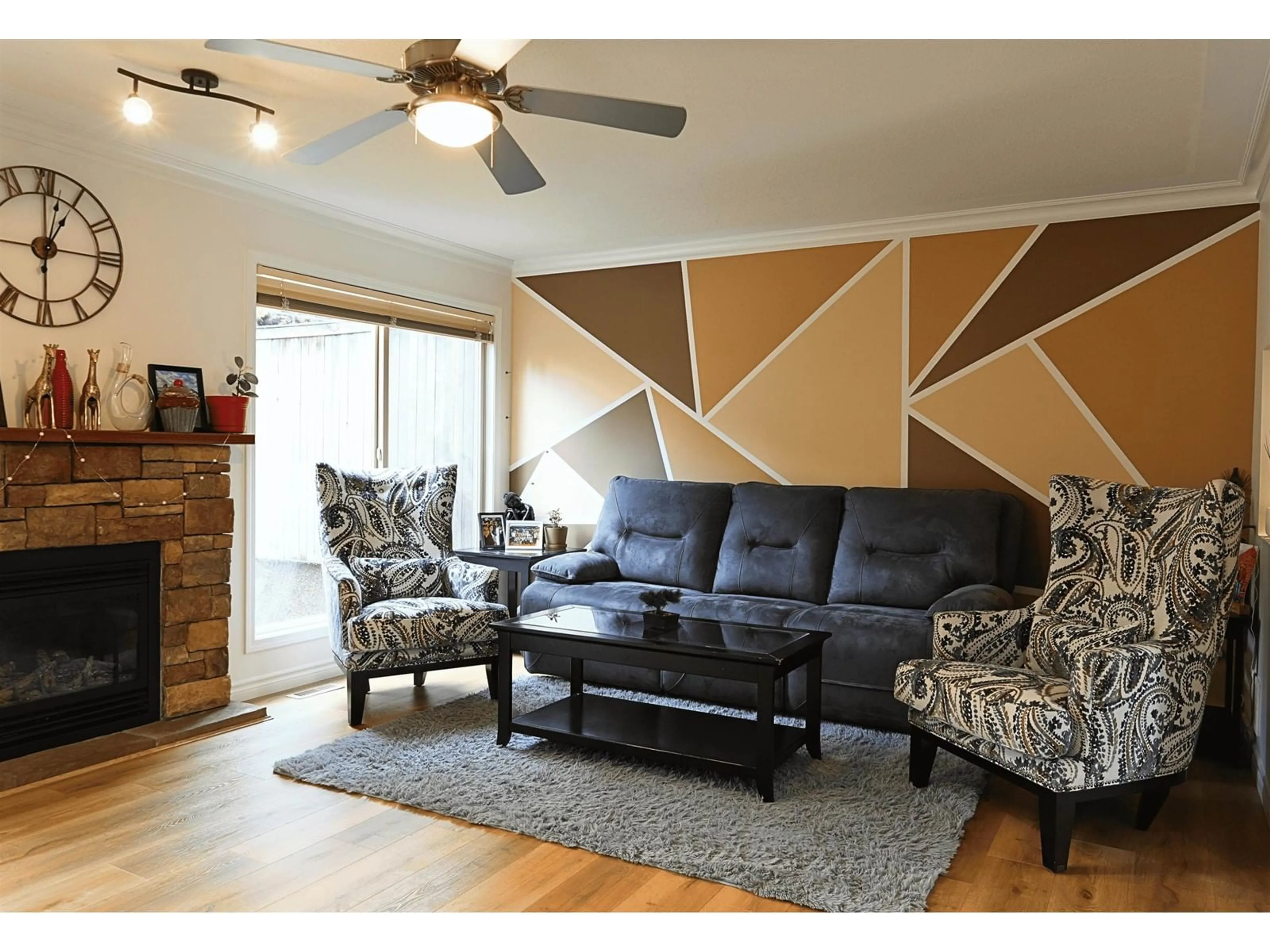 Living room with furniture, wood/laminate floor for 10 - 46840 RUSSELL ROAD, Chilliwack British Columbia V2R5Z1