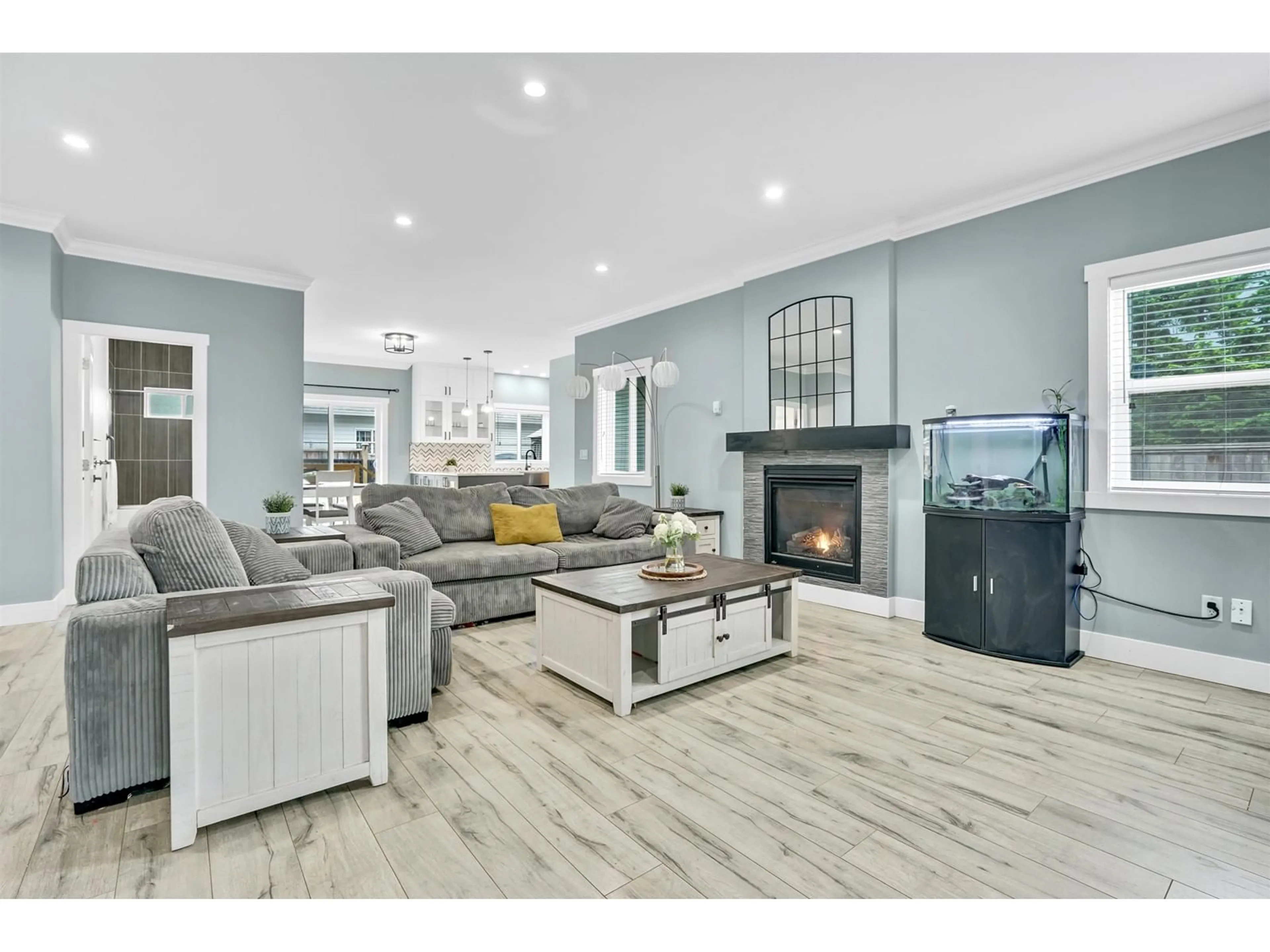 Living room with furniture, wood/laminate floor for 1 - 20118 BEACON ROAD, Hope British Columbia V0X1L2