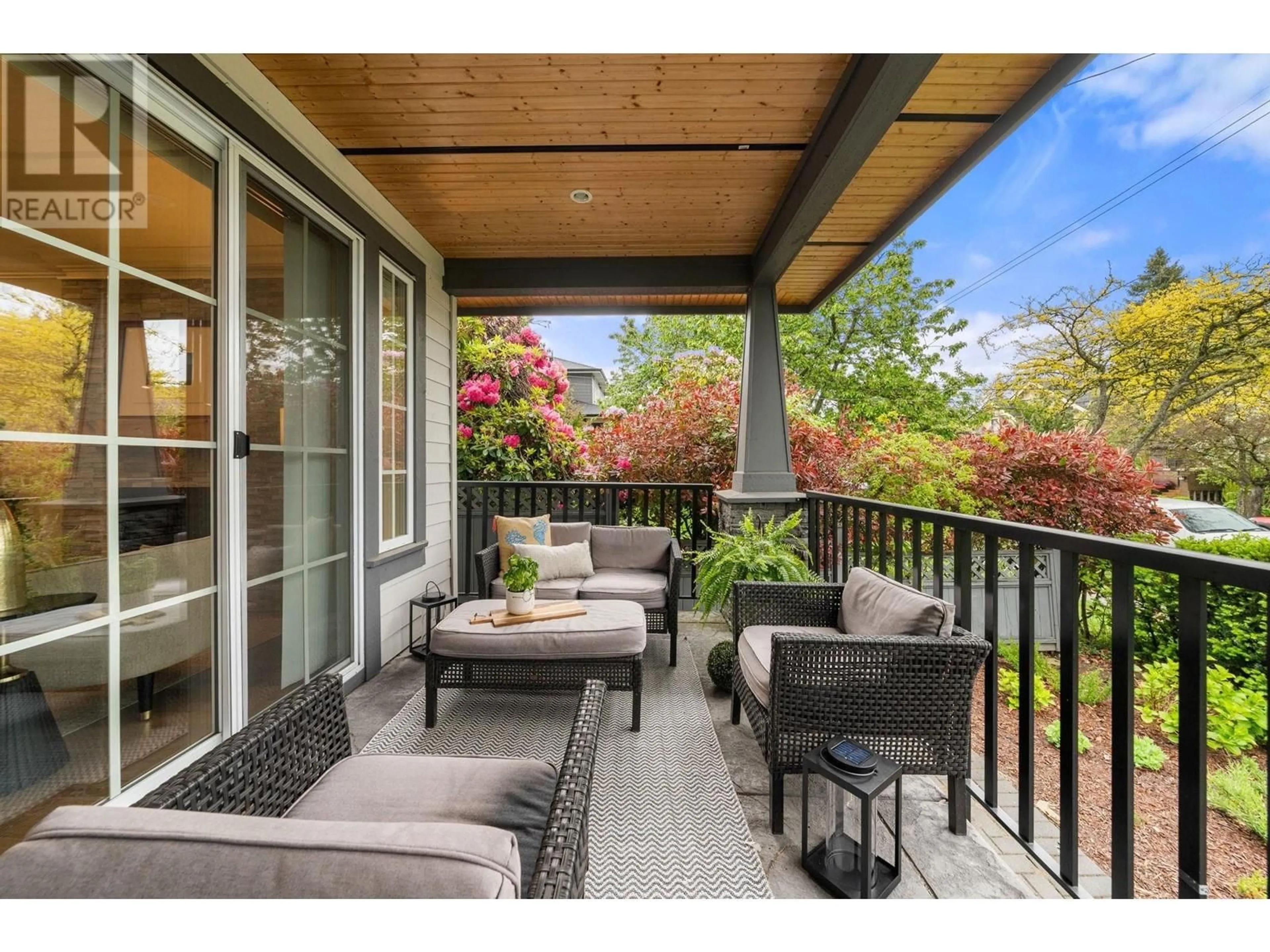 Patio, street for 328 9TH STREET, North Vancouver British Columbia V7L2B2