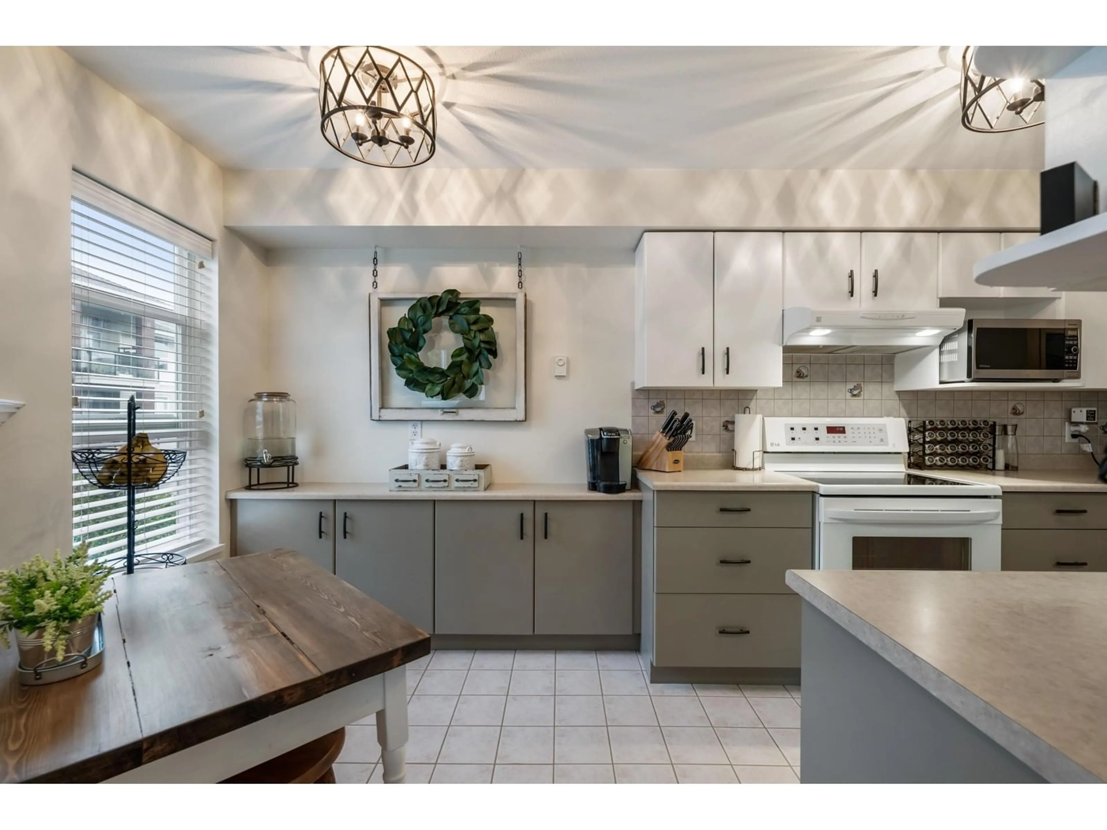 Open concept kitchen, ceramic/tile floor for 311 - 20259 MICHAUD, Langley British Columbia V3A8L1