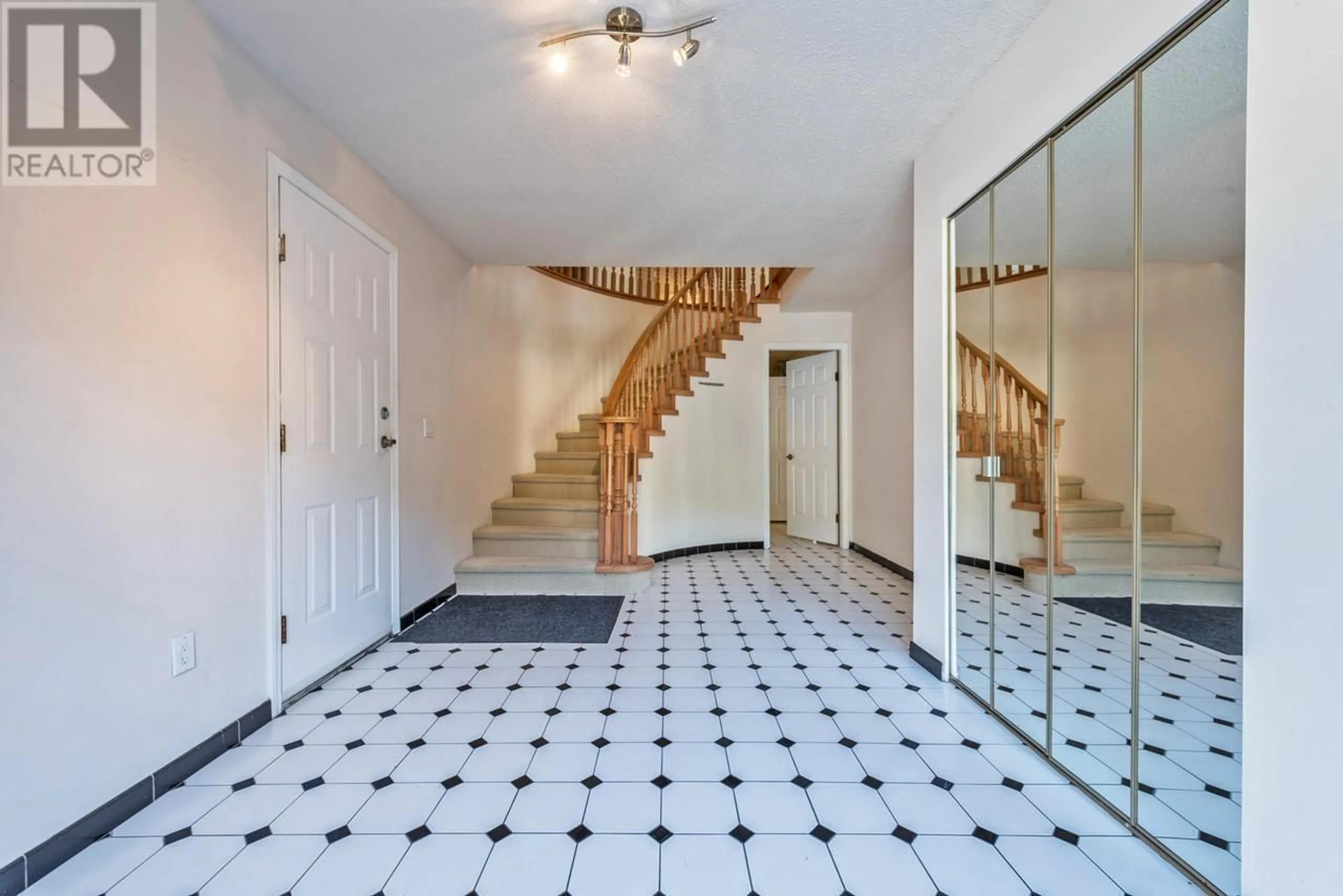 Indoor foyer for 38304 WESTWAY AVENUE, Squamish British Columbia V8B0W6