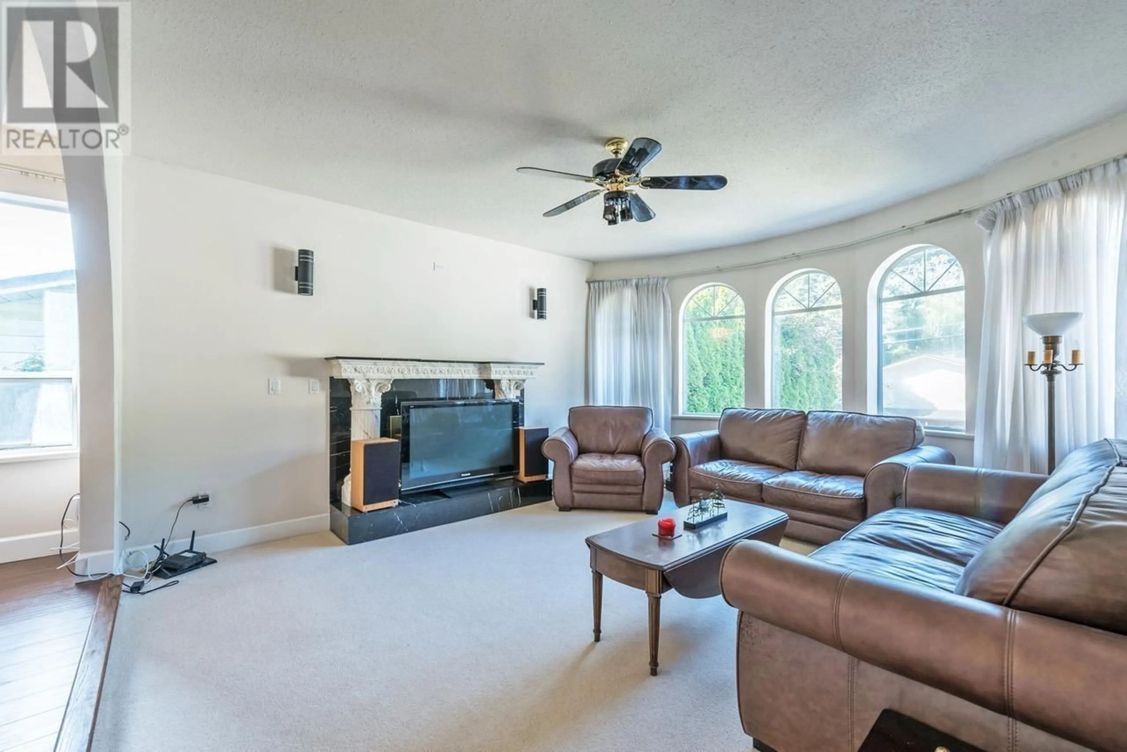 Living room with furniture, unknown for 38304 WESTWAY AVENUE, Squamish British Columbia V8B0W6