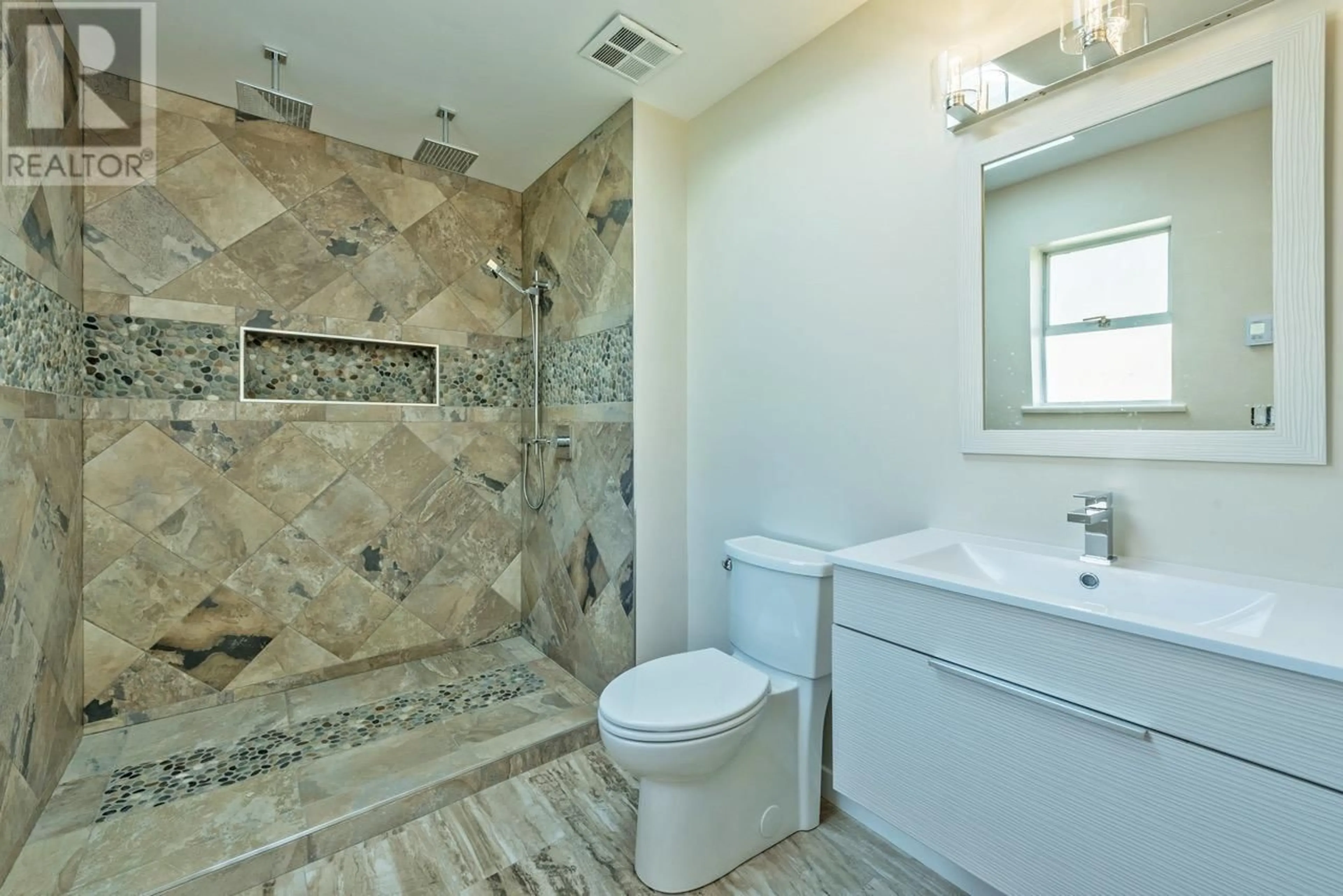 Contemporary bathroom, ceramic/tile floor for 38304 WESTWAY AVENUE, Squamish British Columbia V8B0W6