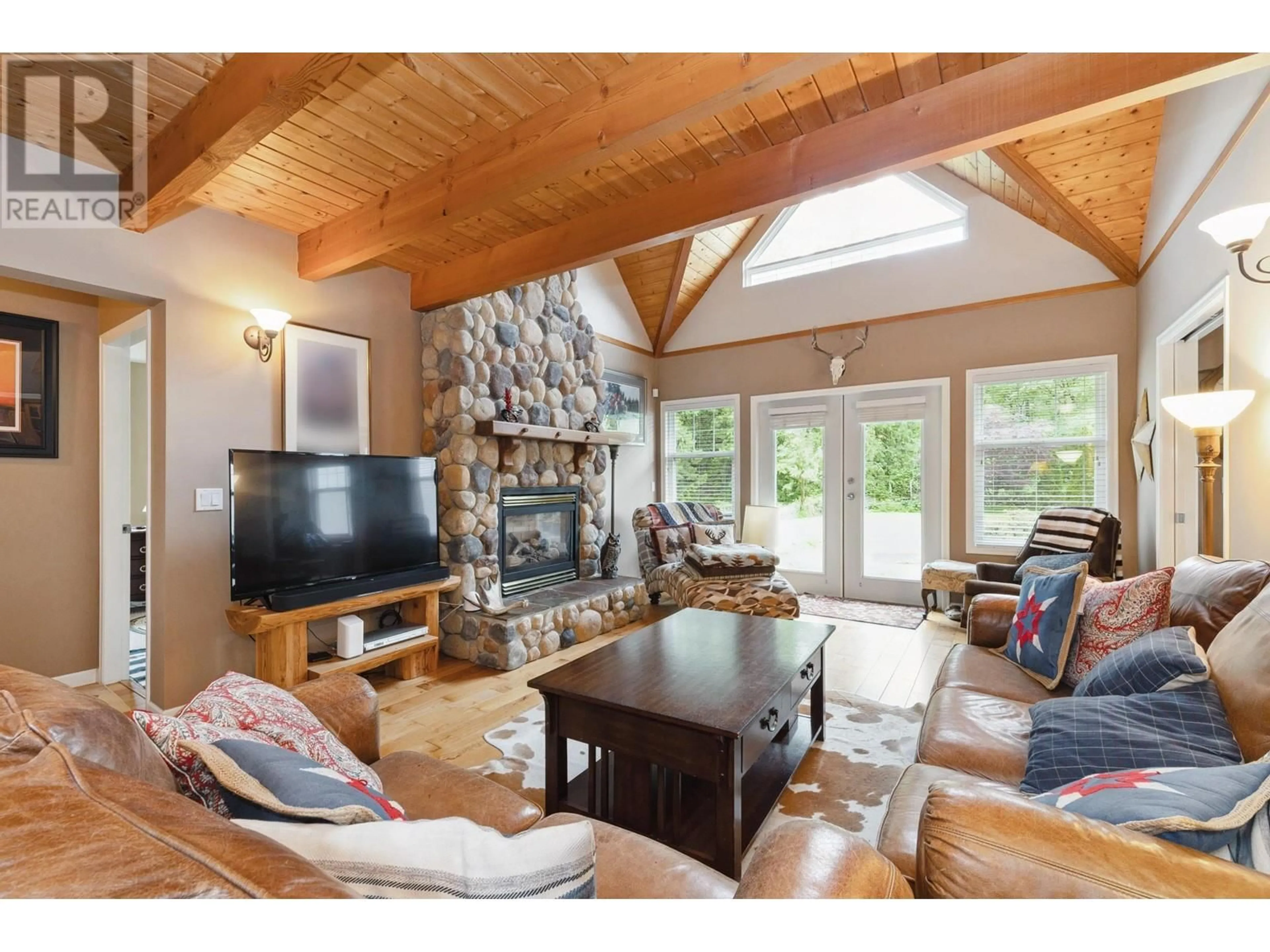 Living room with furniture, wood/laminate floor for 9955 ODELL STREET, Maple Ridge British Columbia V2W1M5