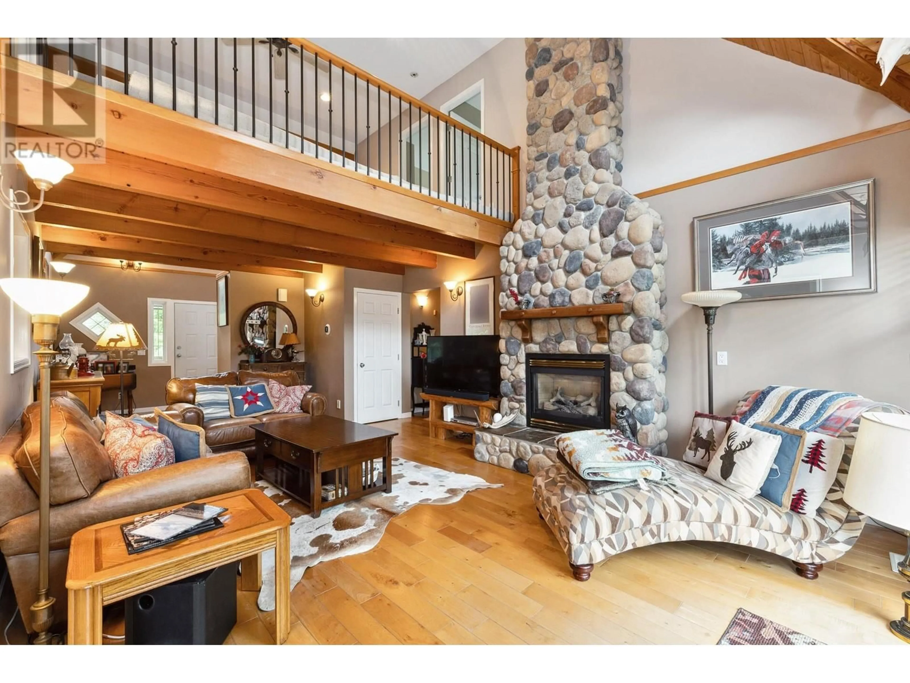 Living room with furniture, wood/laminate floor for 9955 ODELL STREET, Maple Ridge British Columbia V2W1M5
