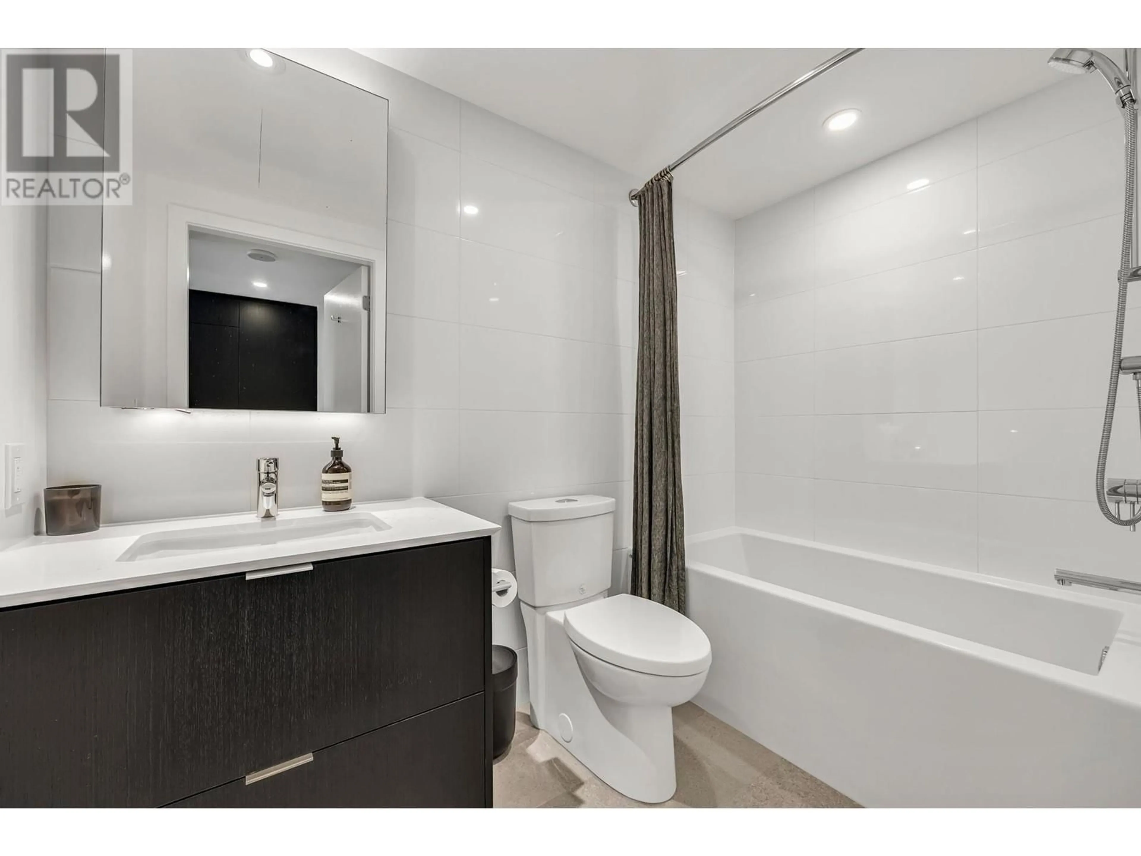 Standard bathroom, ceramic/tile floor for 604 - 210 5TH AVENUE, Vancouver British Columbia V5T0K1