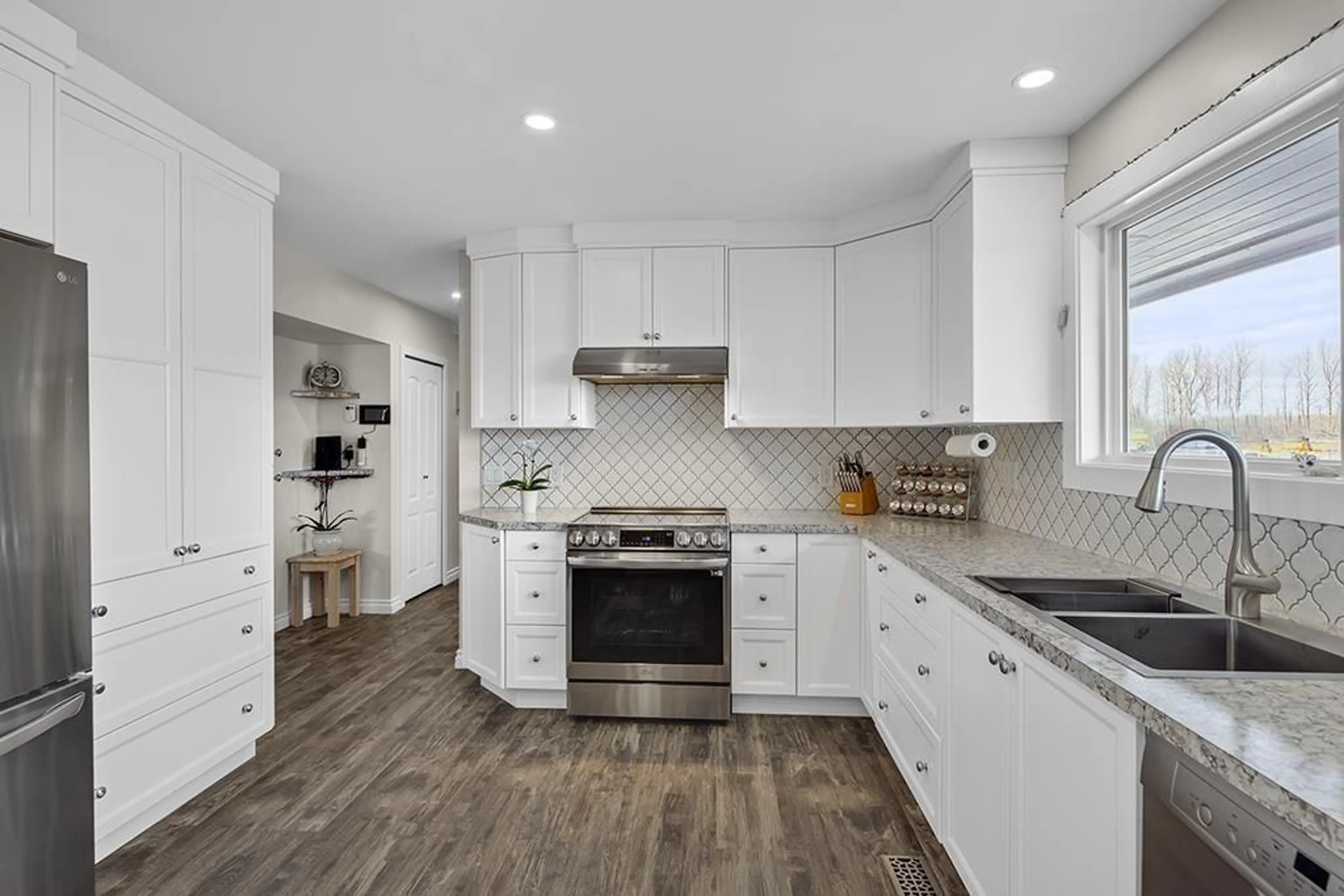 Open concept kitchen, ceramic/tile floor for 6002 GLADWIN, Abbotsford British Columbia V4X1V9