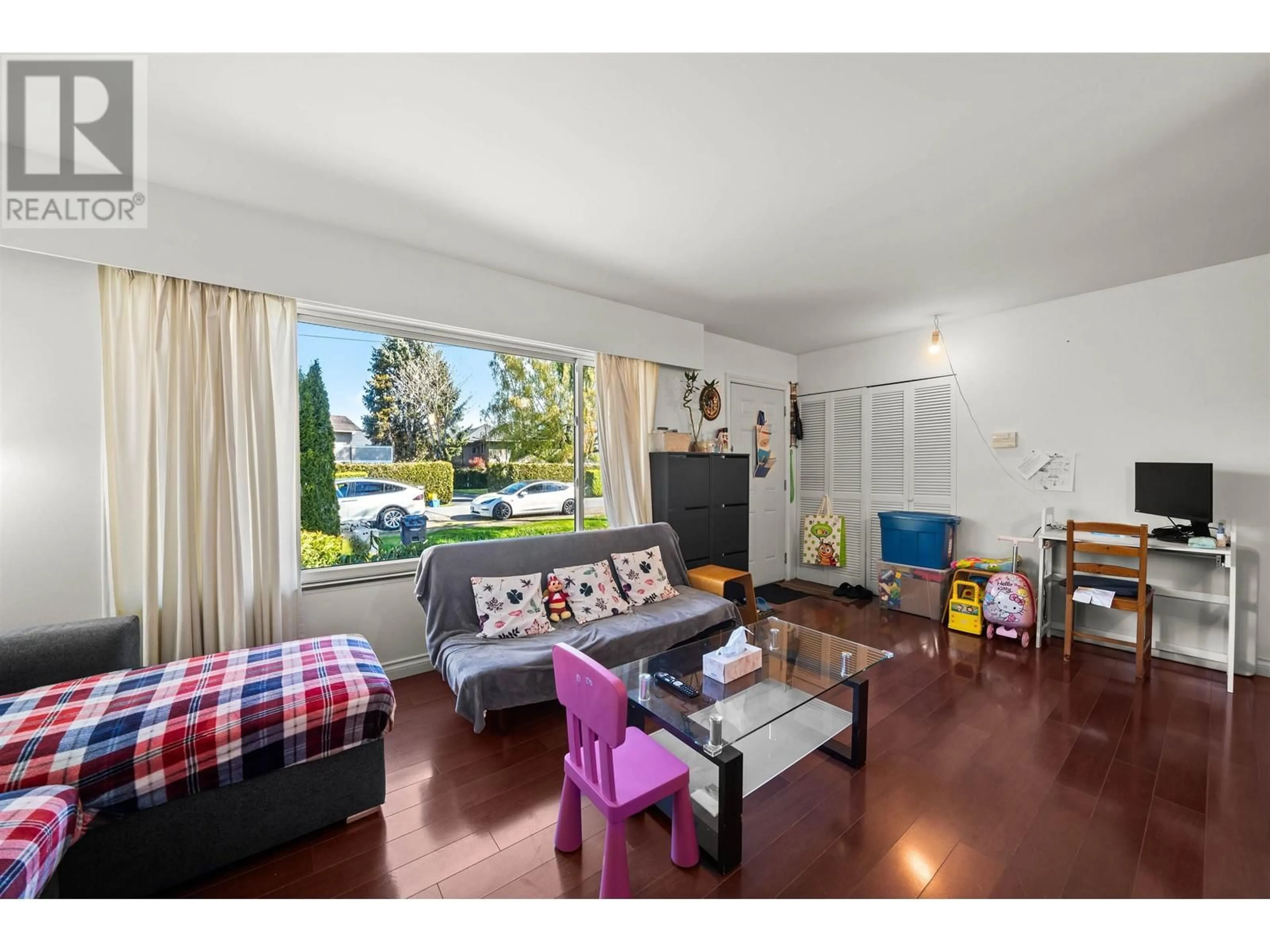 Living room with furniture, unknown for 9771 PINEWELL CRESCENT, Richmond British Columbia V7A2C7