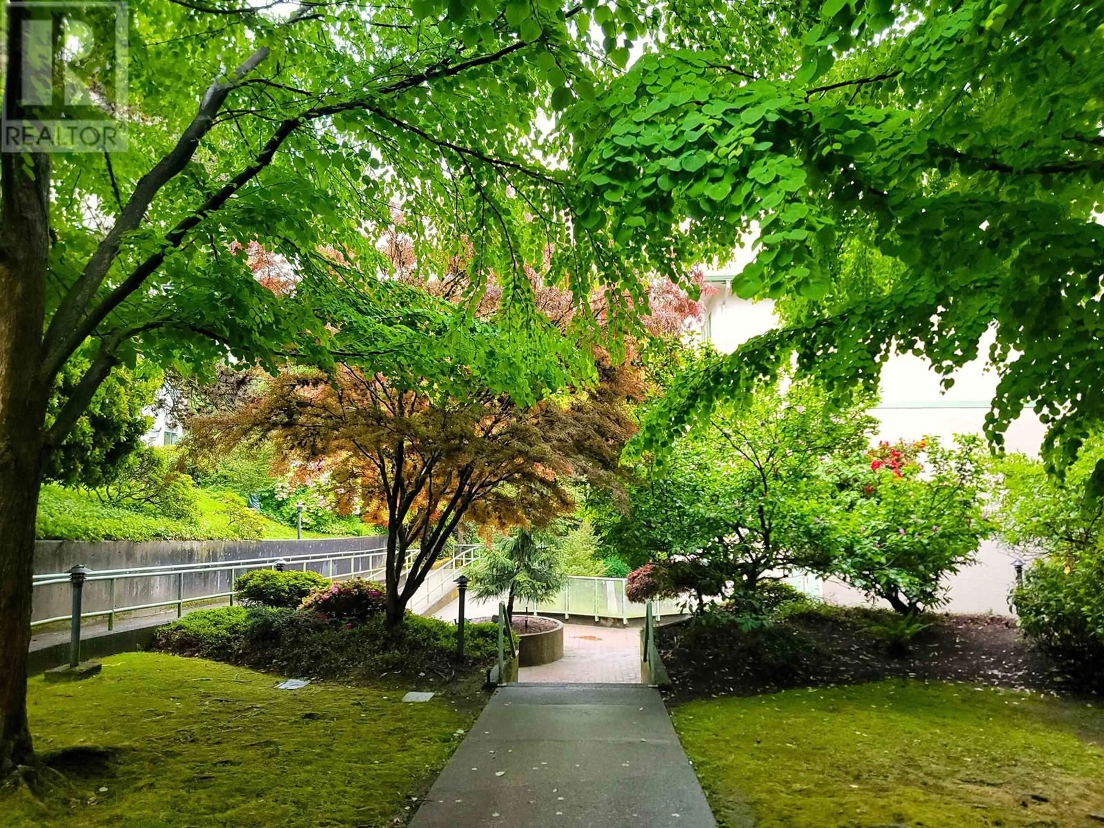 Patio, street for 410 - 6737 STATION HILL COURT, Burnaby British Columbia V3N4V2