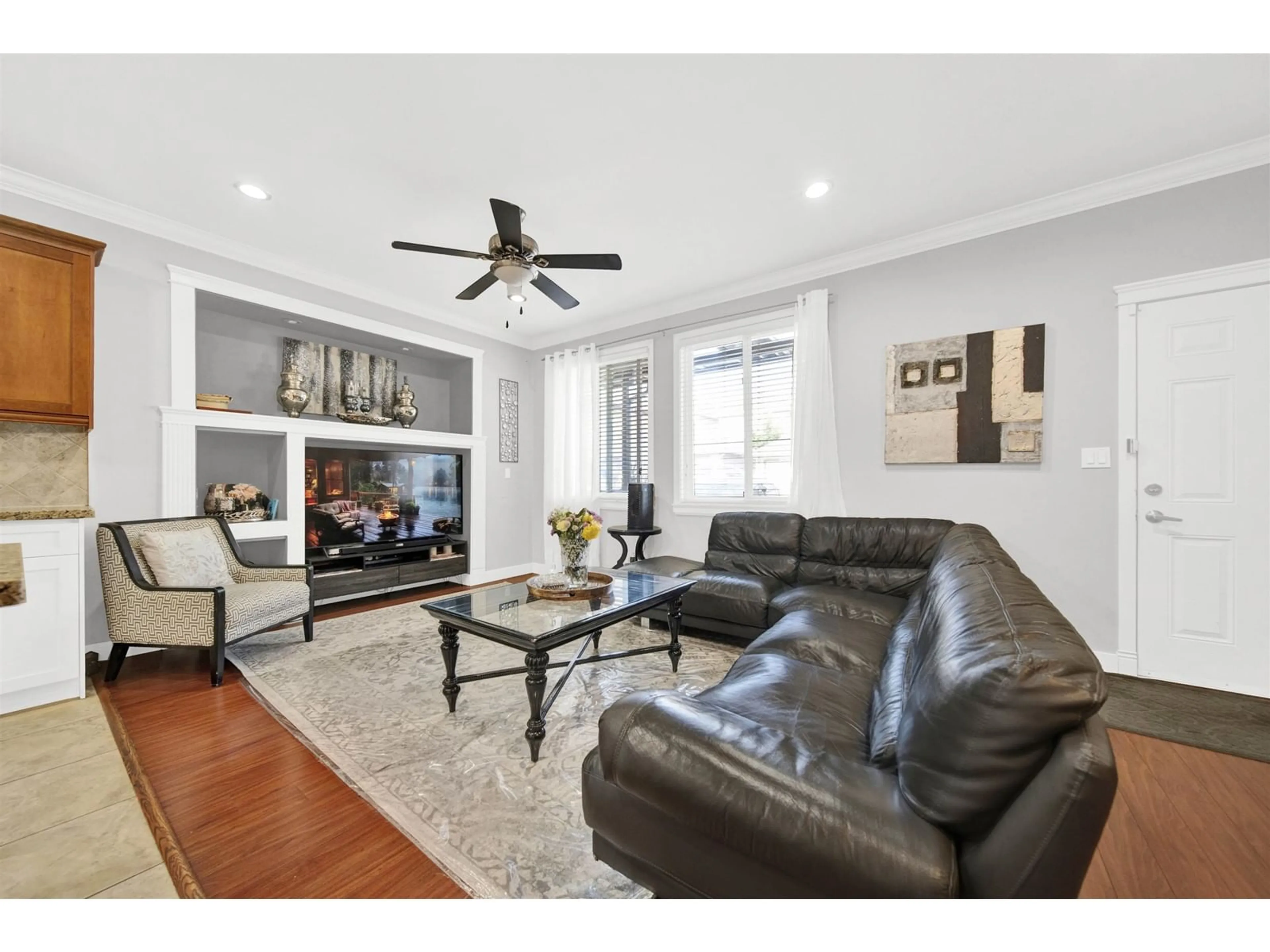 Living room with furniture, unknown for 6908 144, Surrey British Columbia V3W5R9