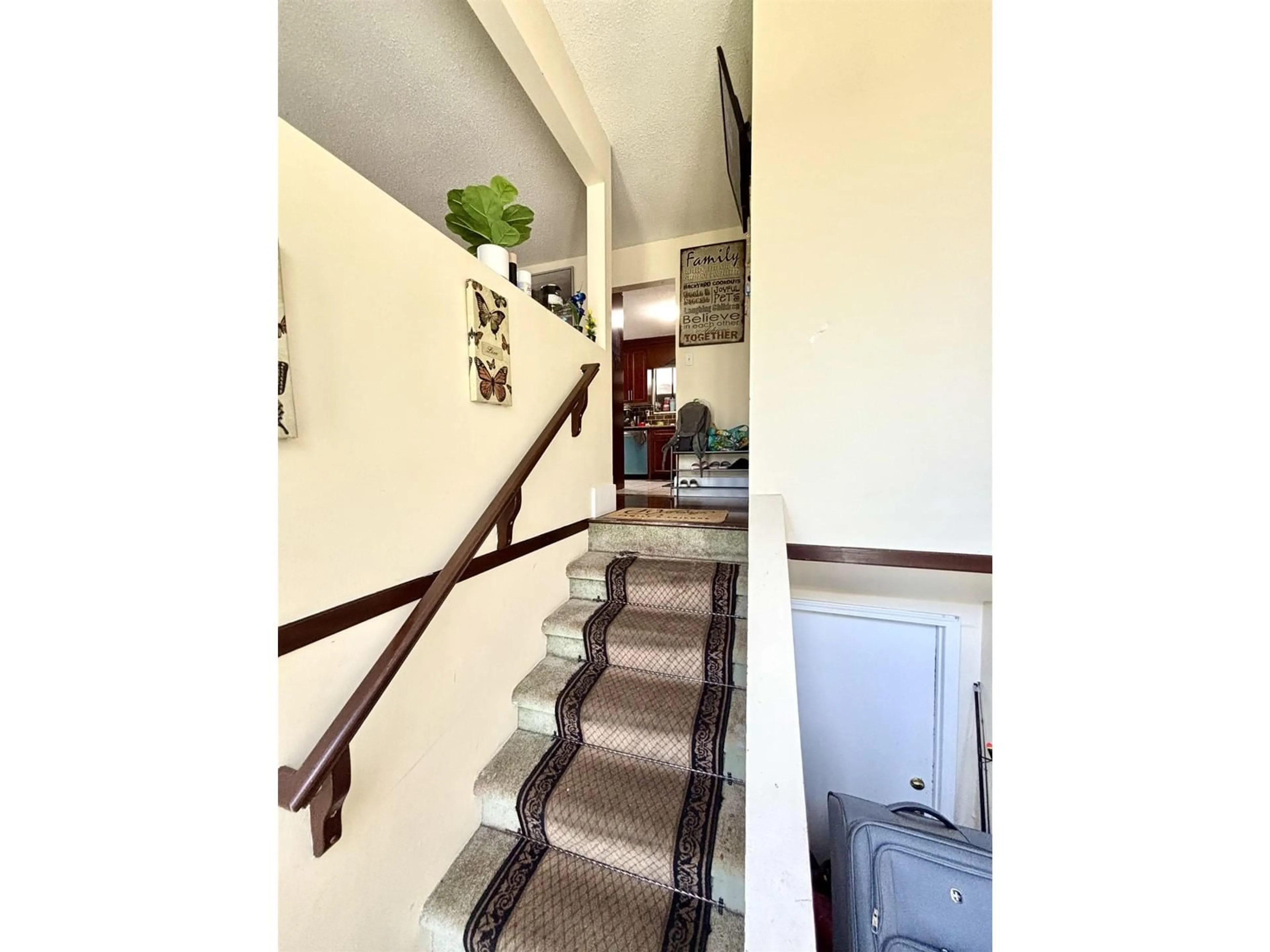 Indoor foyer for 14863 87A, Surrey British Columbia V3S5X4