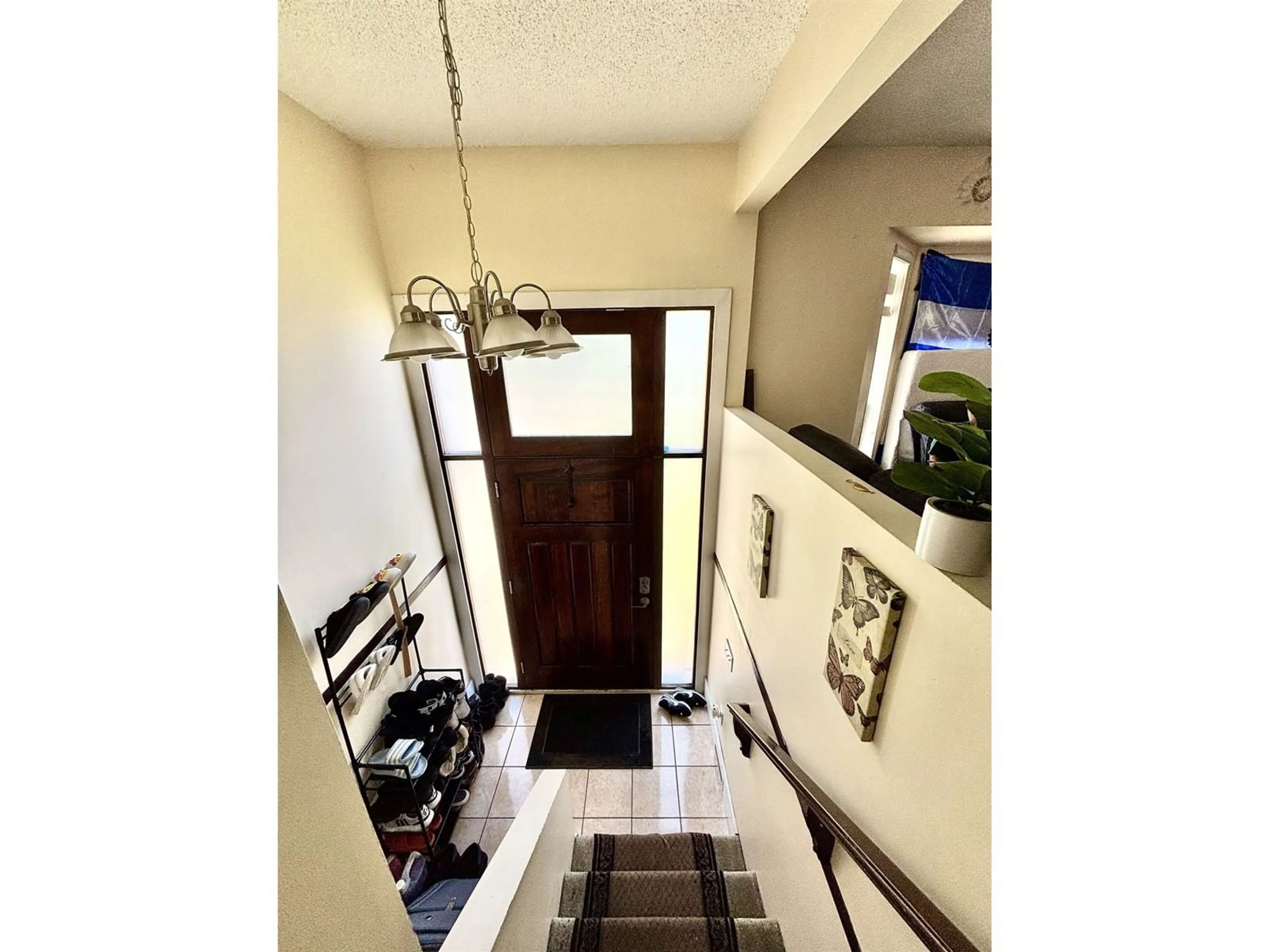 Indoor entryway for 14863 87A, Surrey British Columbia V3S5X4