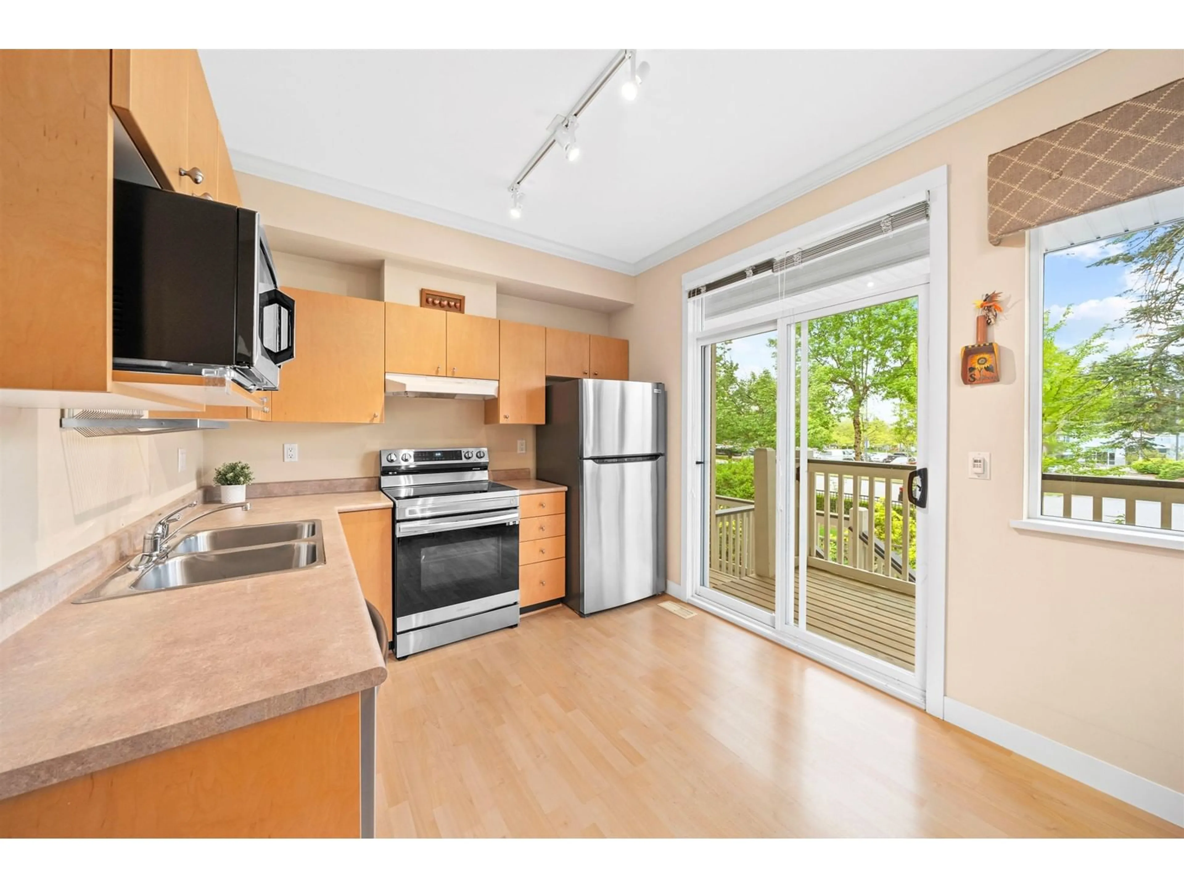 Standard kitchen, wood/laminate floor for 50 - 8383 159, Surrey British Columbia V4N0W2