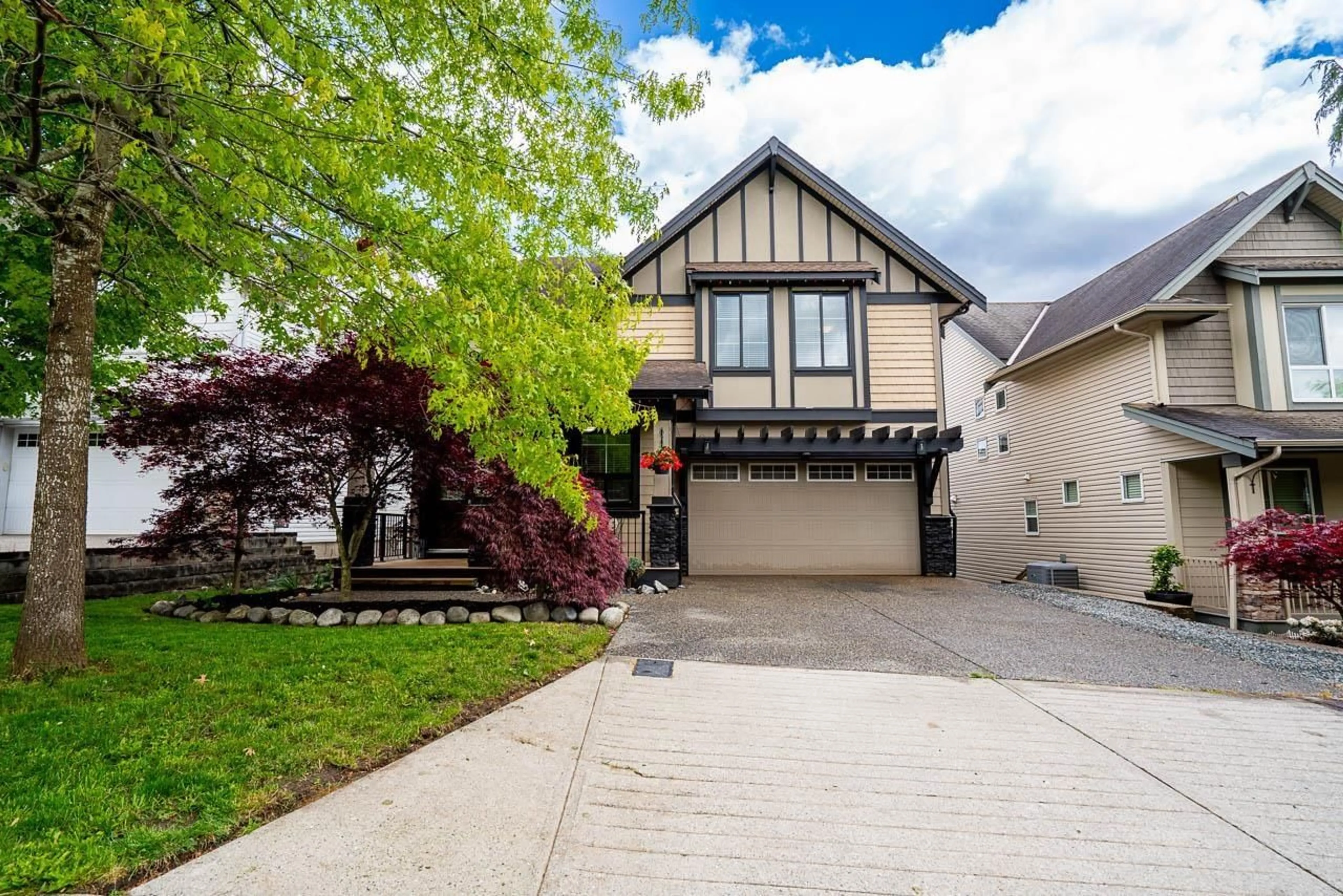 Home with vinyl exterior material, street for 2290 CHARDONNAY, Abbotsford British Columbia V4X0A6