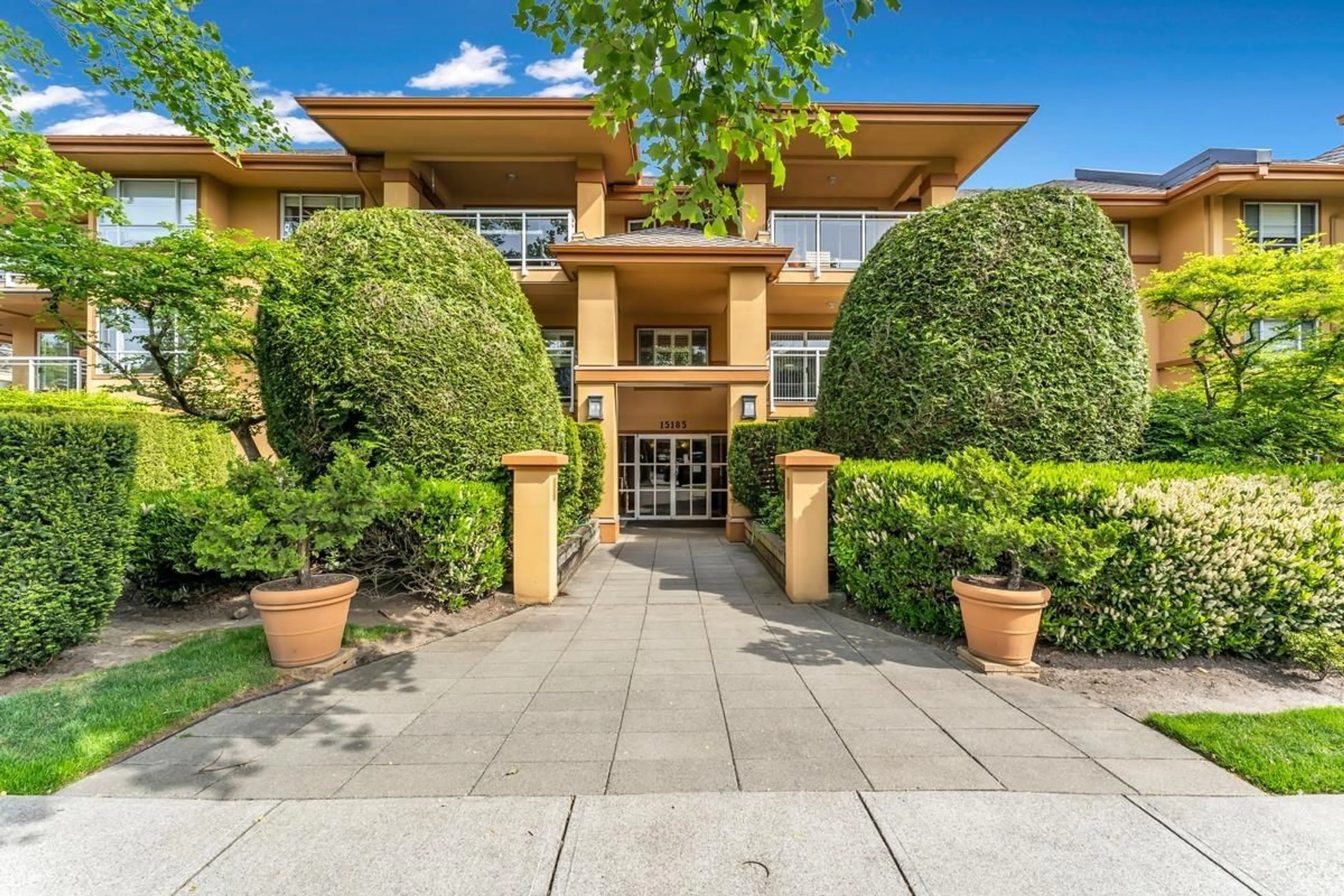 Indoor foyer for 302 - 15185 22, Surrey British Columbia V4A9T4