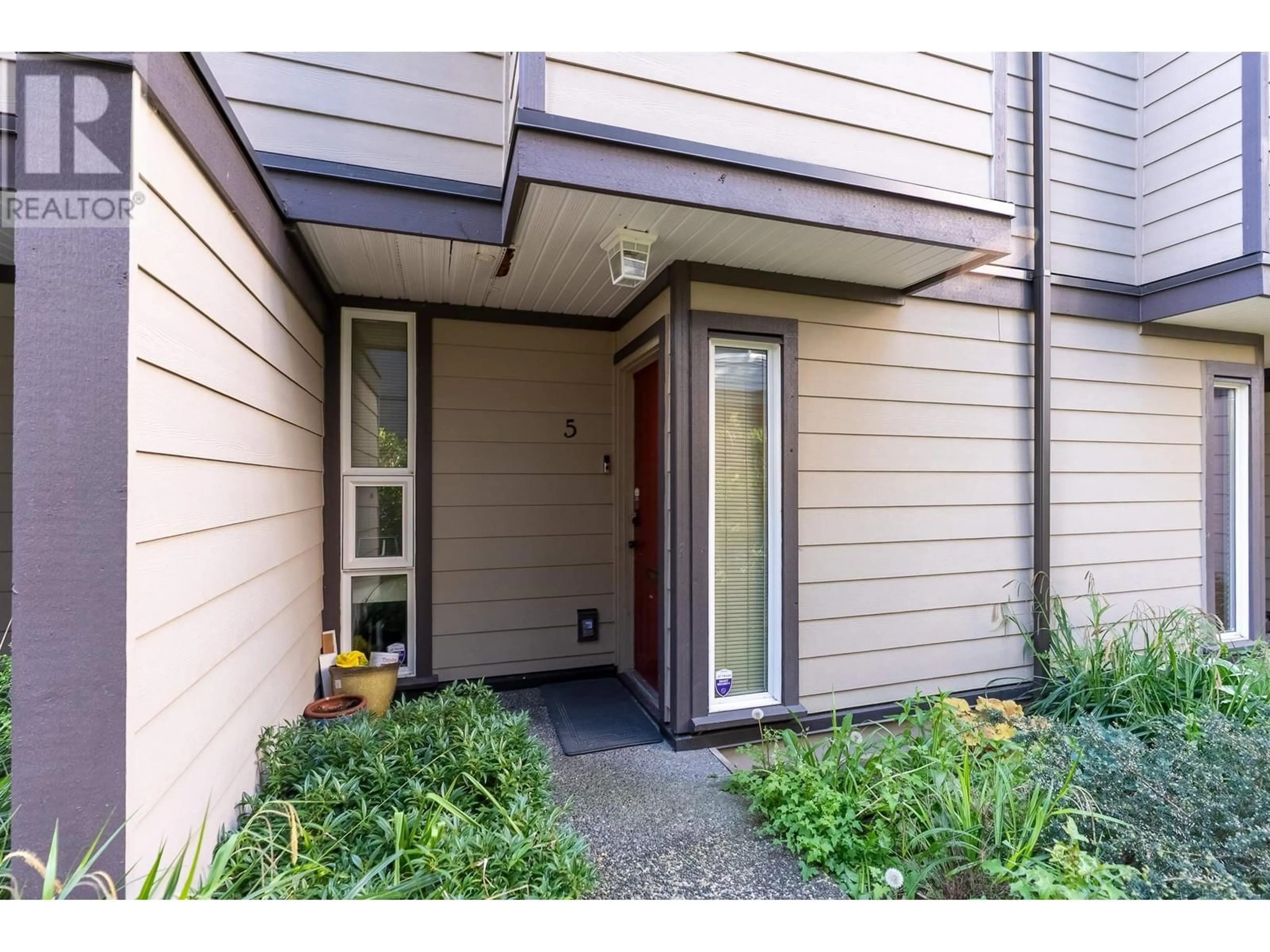 Indoor entryway for 5 - 1535 ST. GEORGES AVENUE, North Vancouver British Columbia V7L3J6