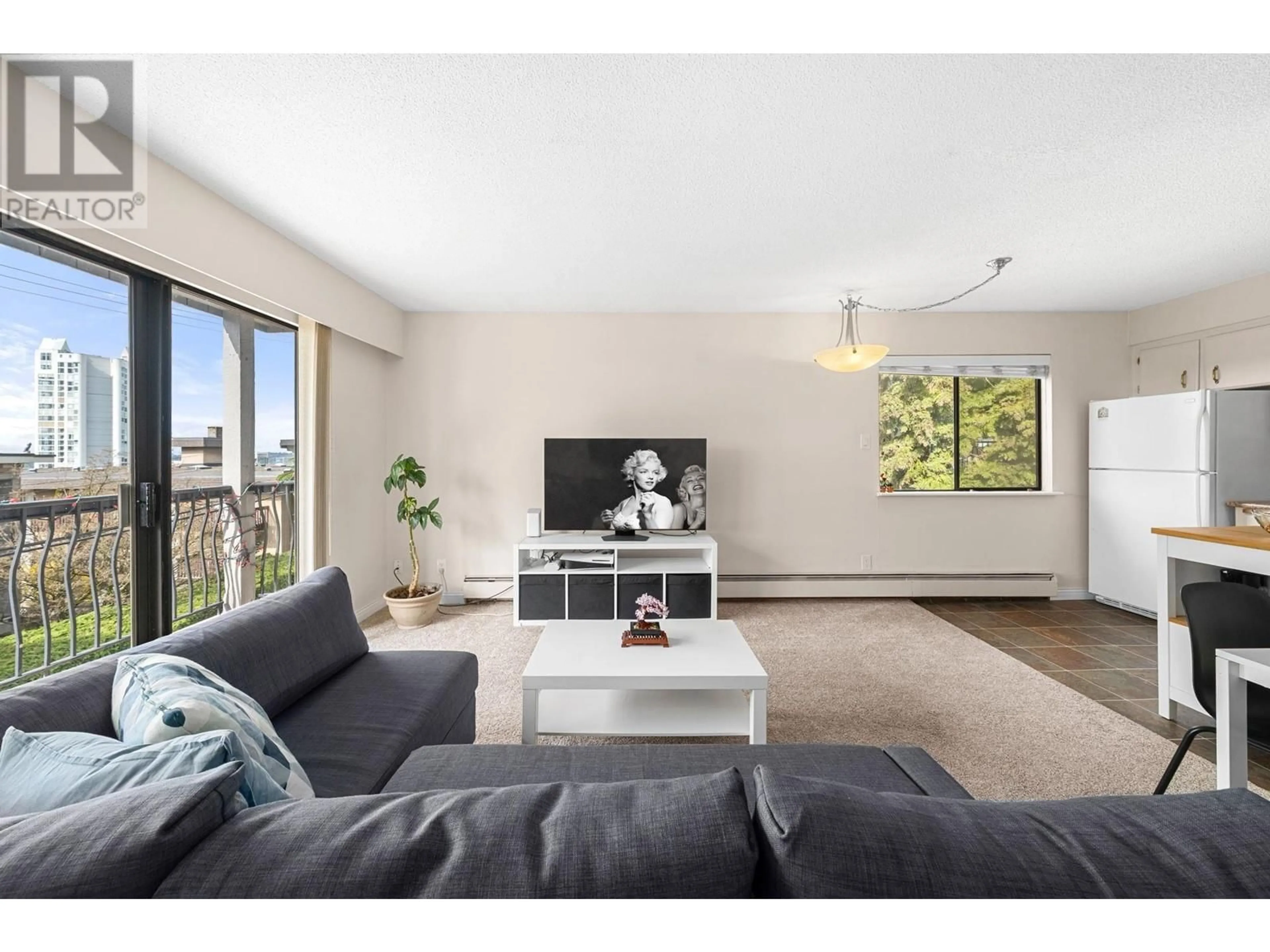Living room with furniture, wood/laminate floor for 8 - 137 5TH STREET, North Vancouver British Columbia V7L1L3