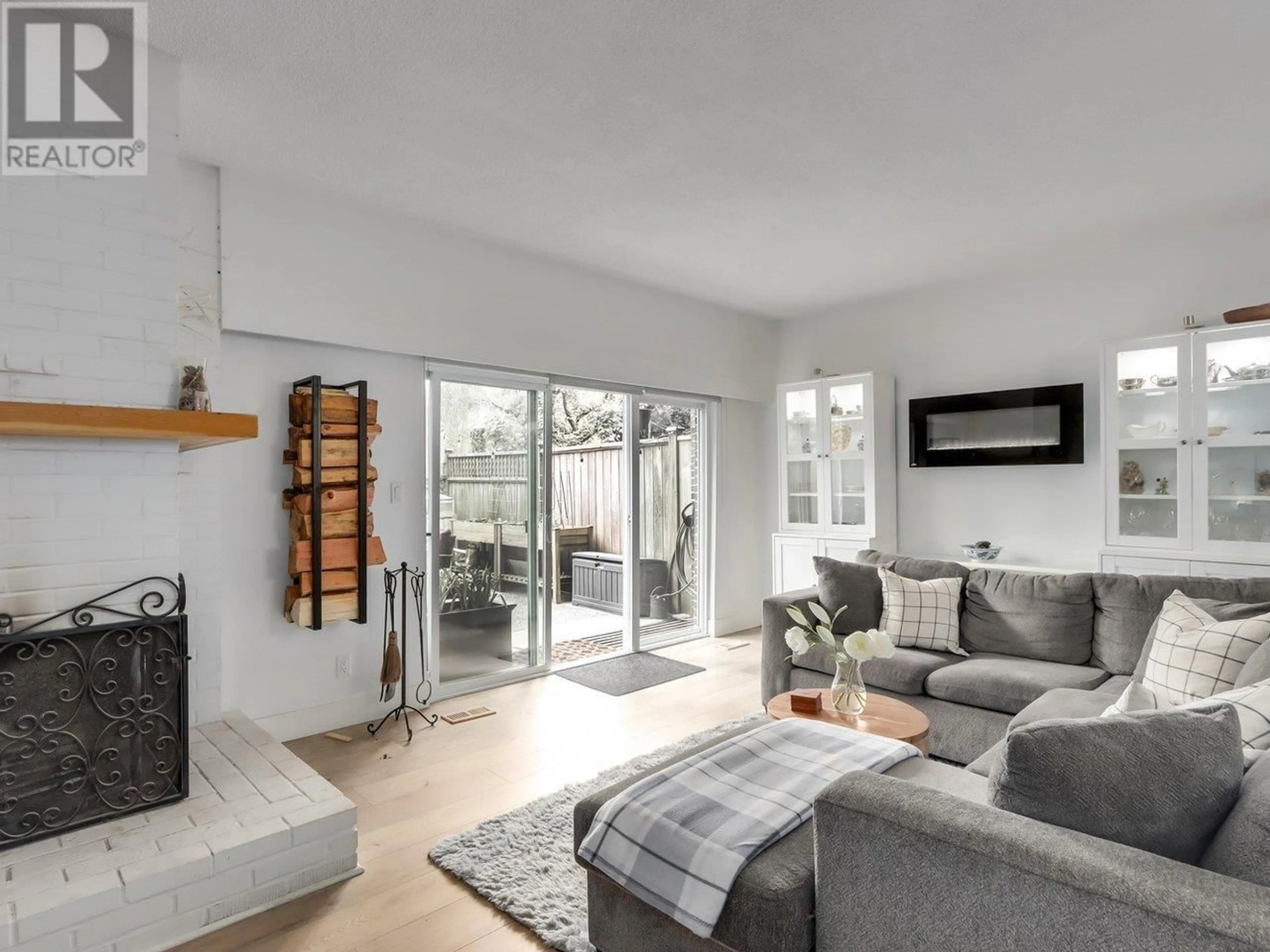 Living room with furniture, unknown for 139 - 3300 CAPILANO ROAD, North Vancouver British Columbia V7R4H8