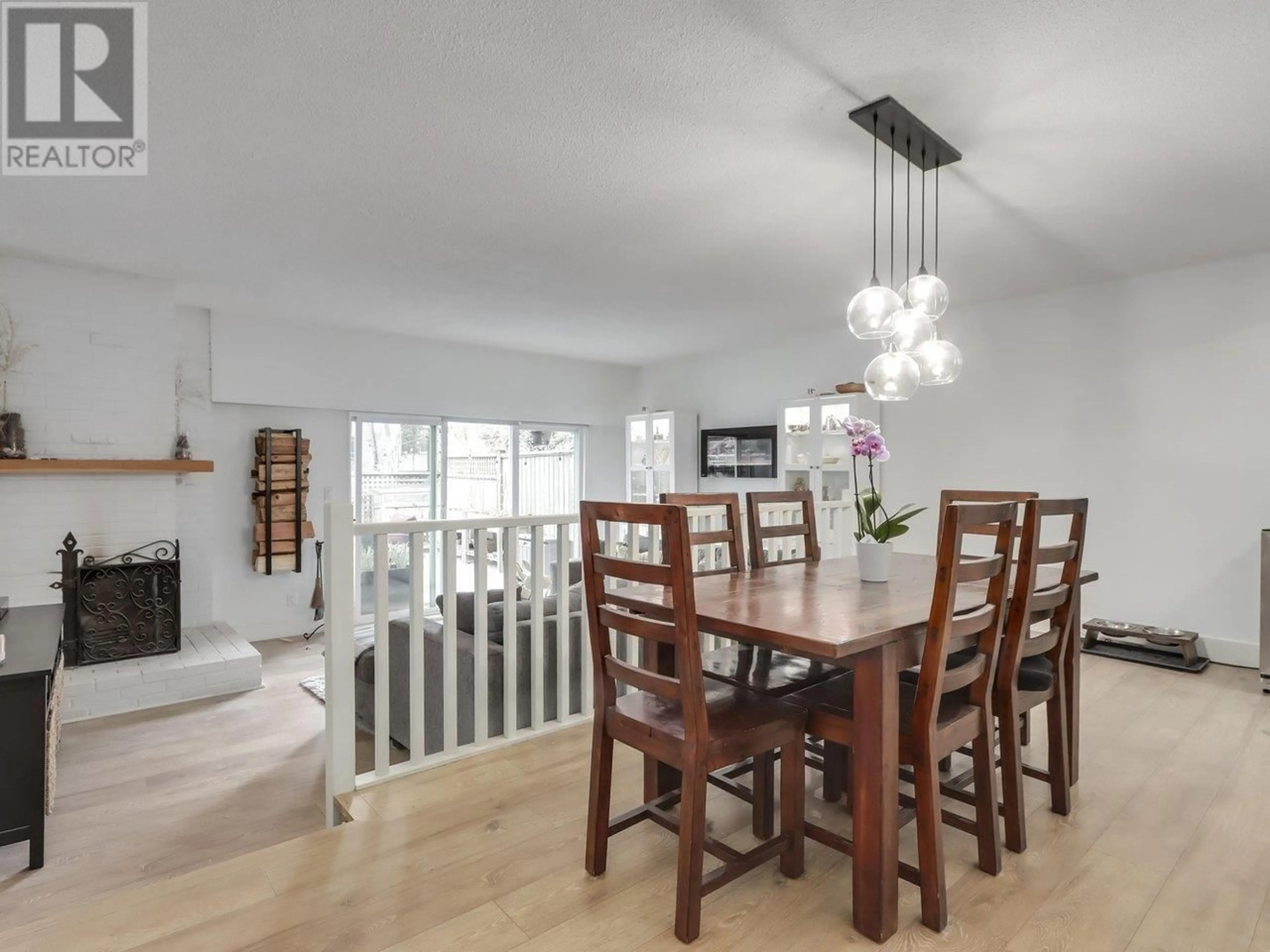 Dining room, wood/laminate floor for 139 - 3300 CAPILANO ROAD, North Vancouver British Columbia V7R4H8