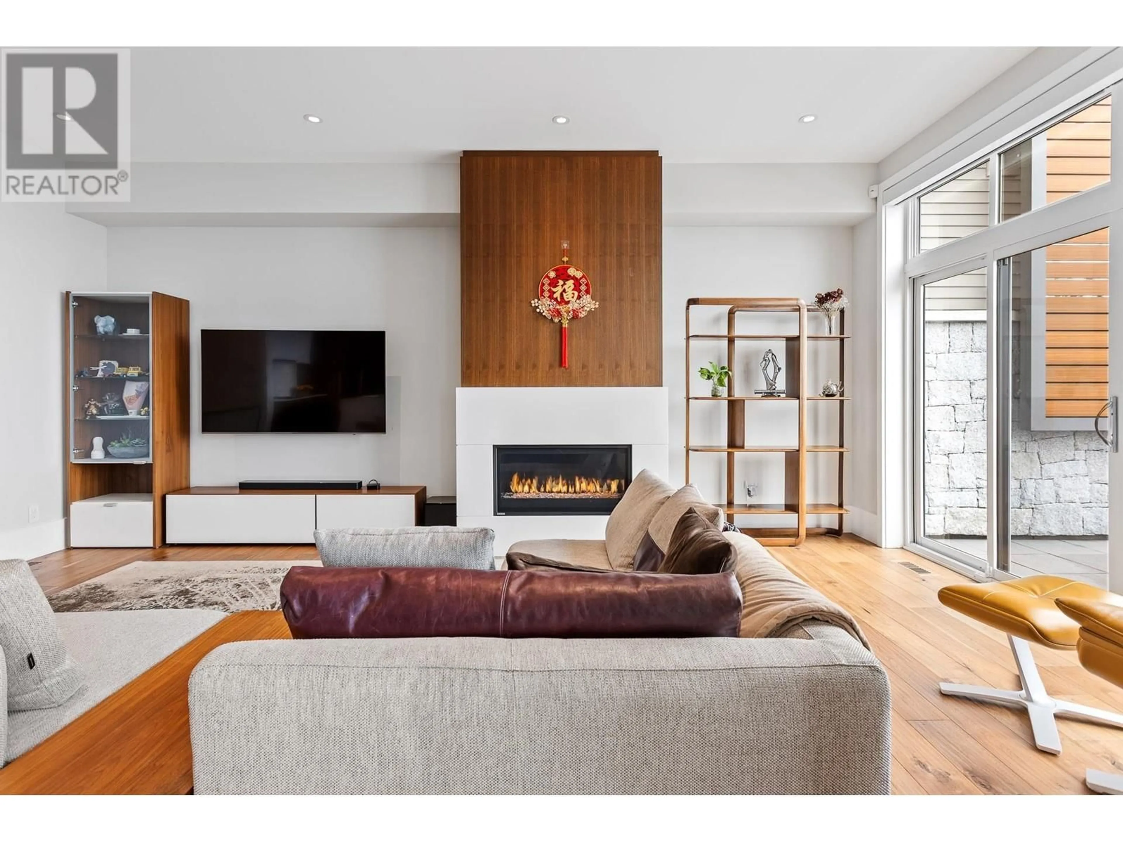 Living room with furniture, wood/laminate floor for 2823 CHIPPENDALE ROAD, West Vancouver British Columbia V7S0A7