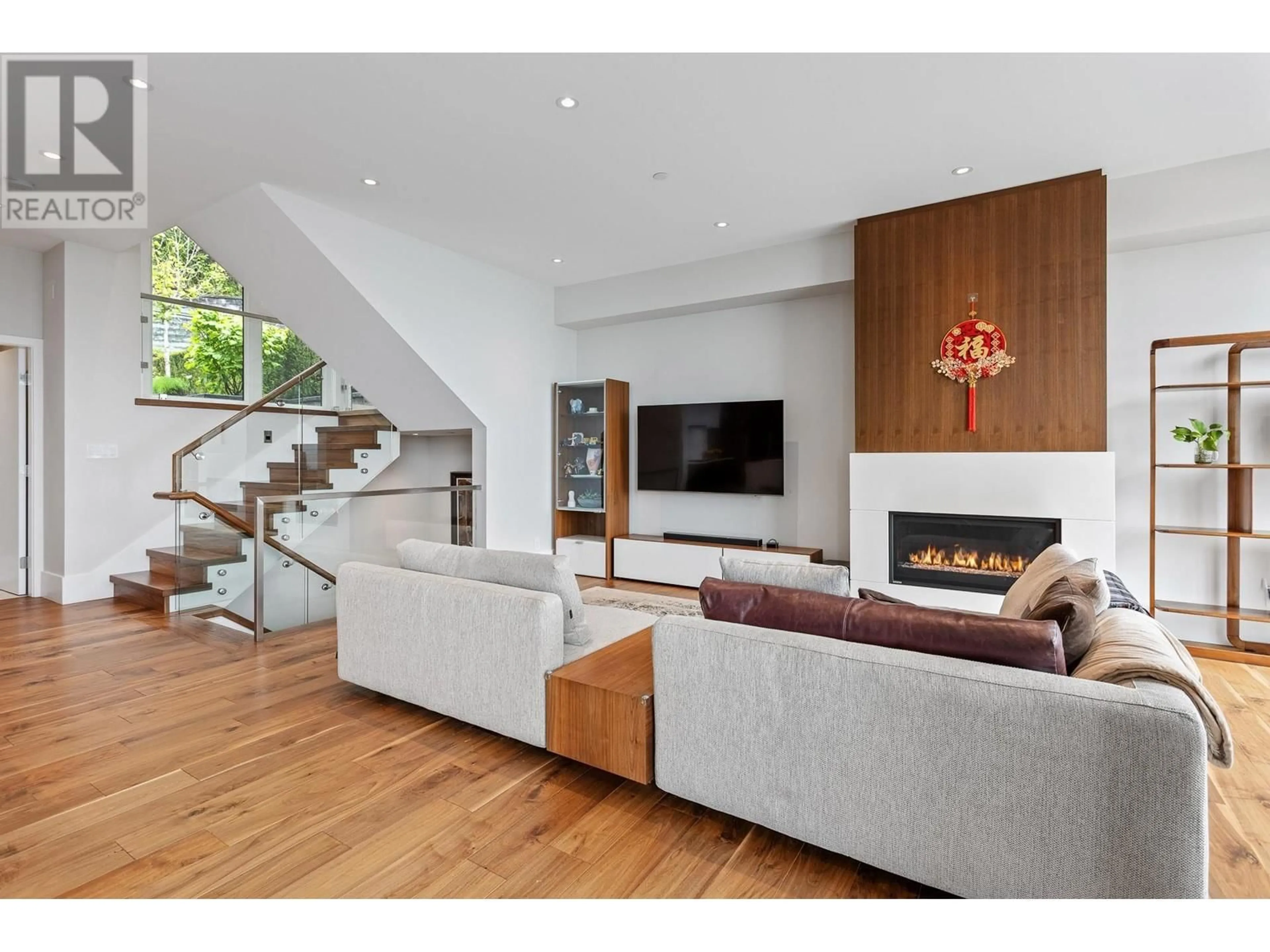 Living room with furniture, wood/laminate floor for 2823 CHIPPENDALE ROAD, West Vancouver British Columbia V7S0A7