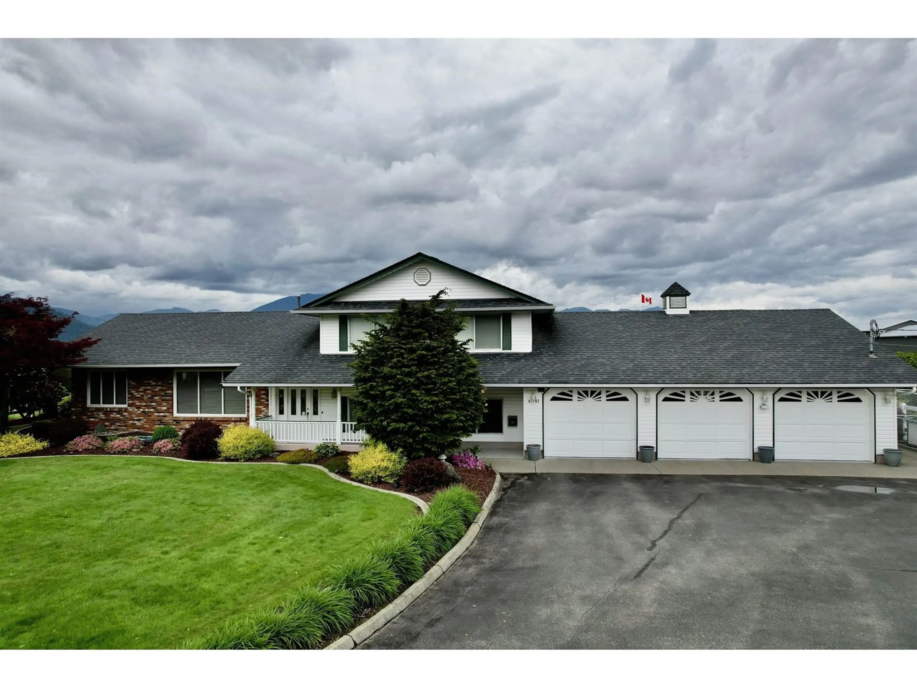 A pic from outside/outdoor area/front of a property/back of a property/a pic from drone, unknown for 42277 SINCLAIR ROAD, Chilliwack British Columbia V2R4N8
