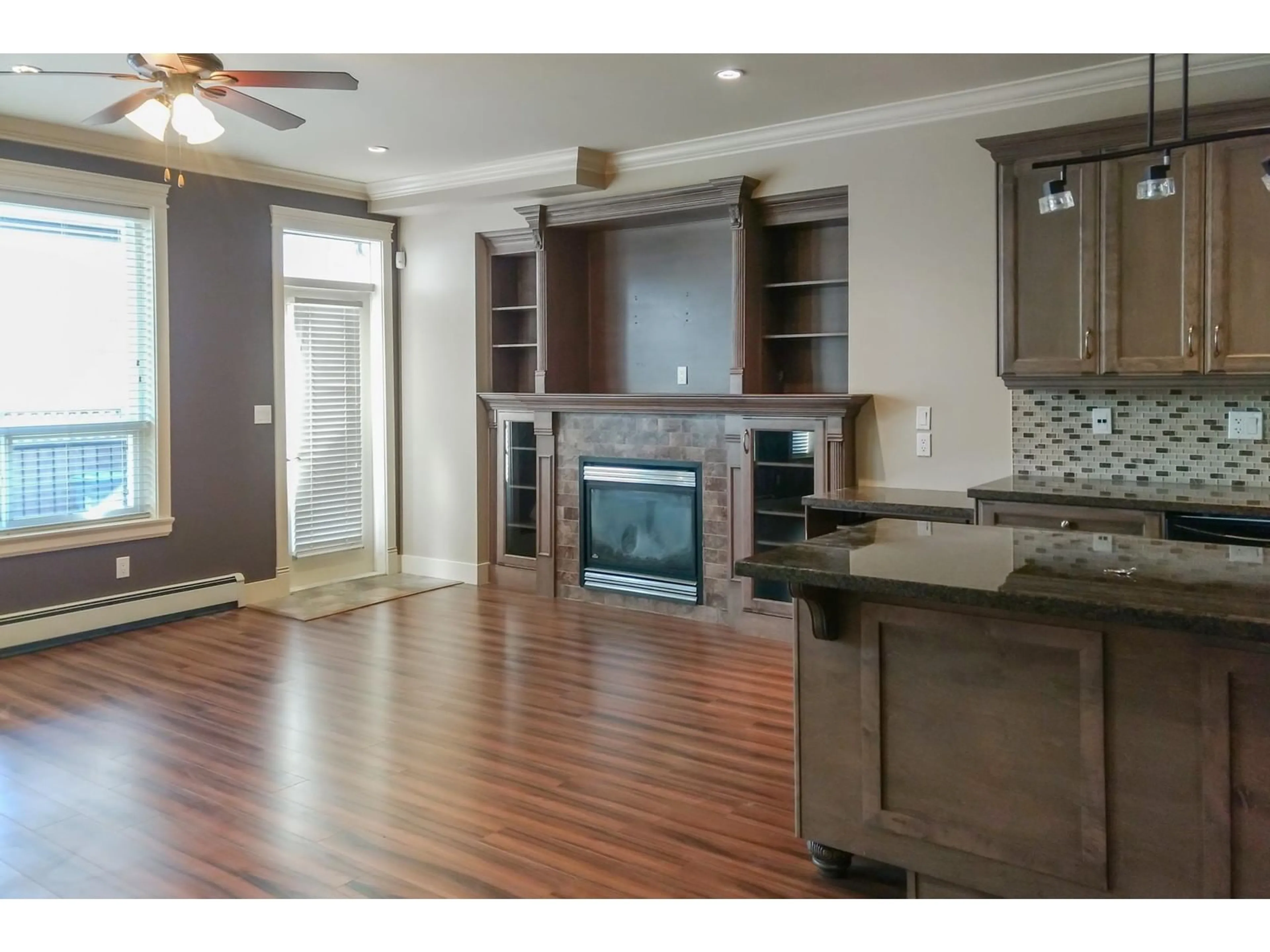 Open concept kitchen, wood/laminate floor for 19478 72, Surrey British Columbia V4N5Z4