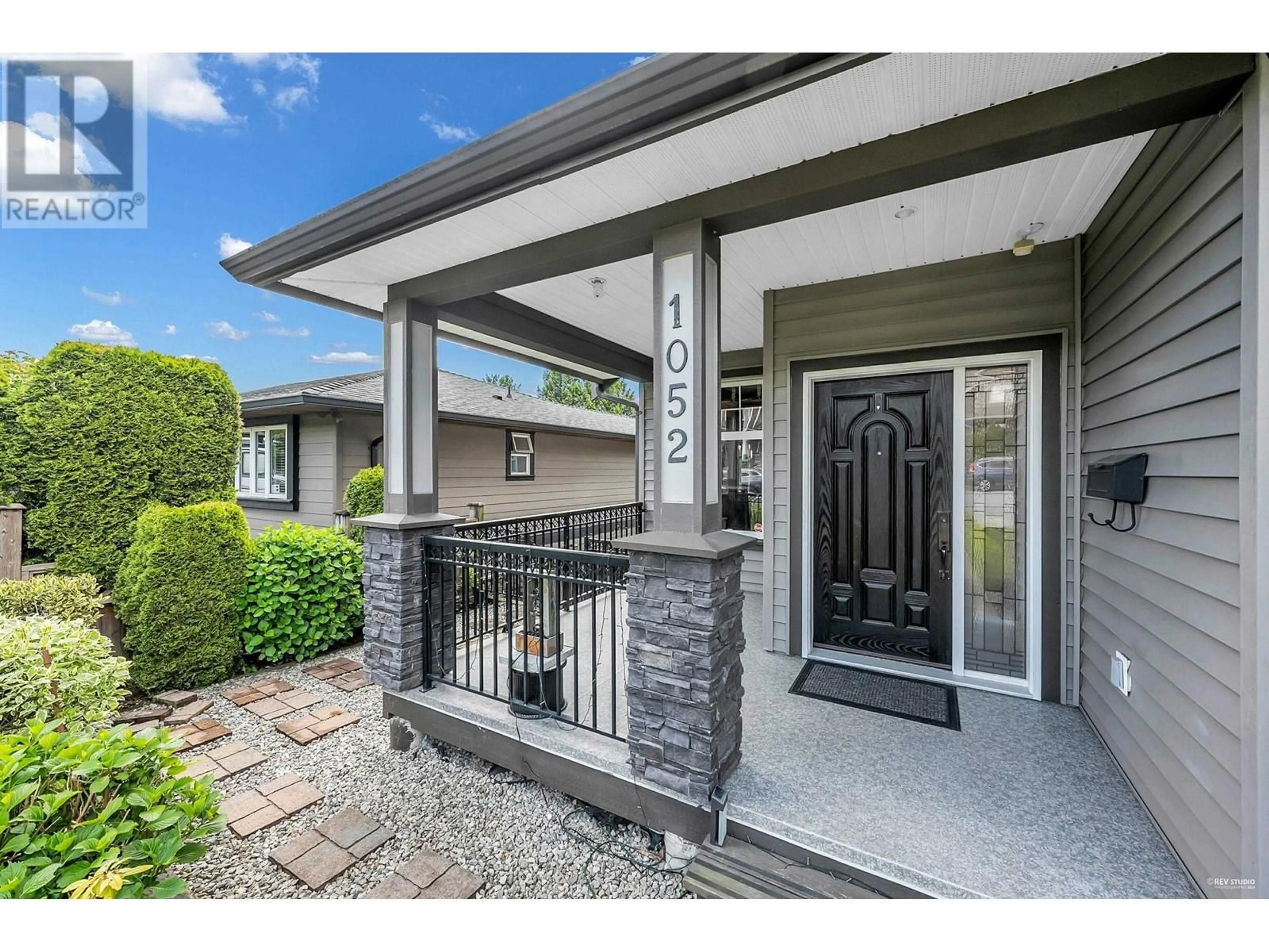 Indoor entryway for 1052 CHARLAND AVENUE, Coquitlam British Columbia V3K3K9
