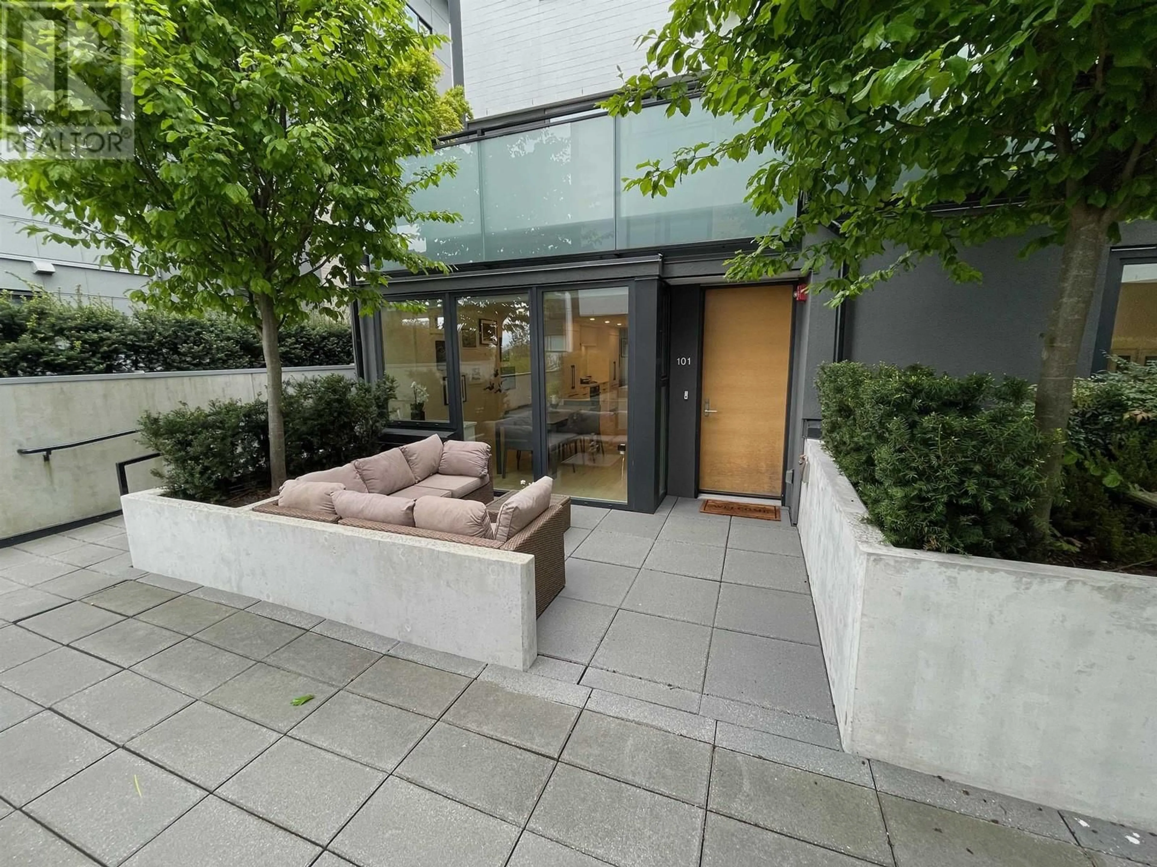 Patio, street for 101 - 649 3RD STREET, North Vancouver British Columbia V7L1G6