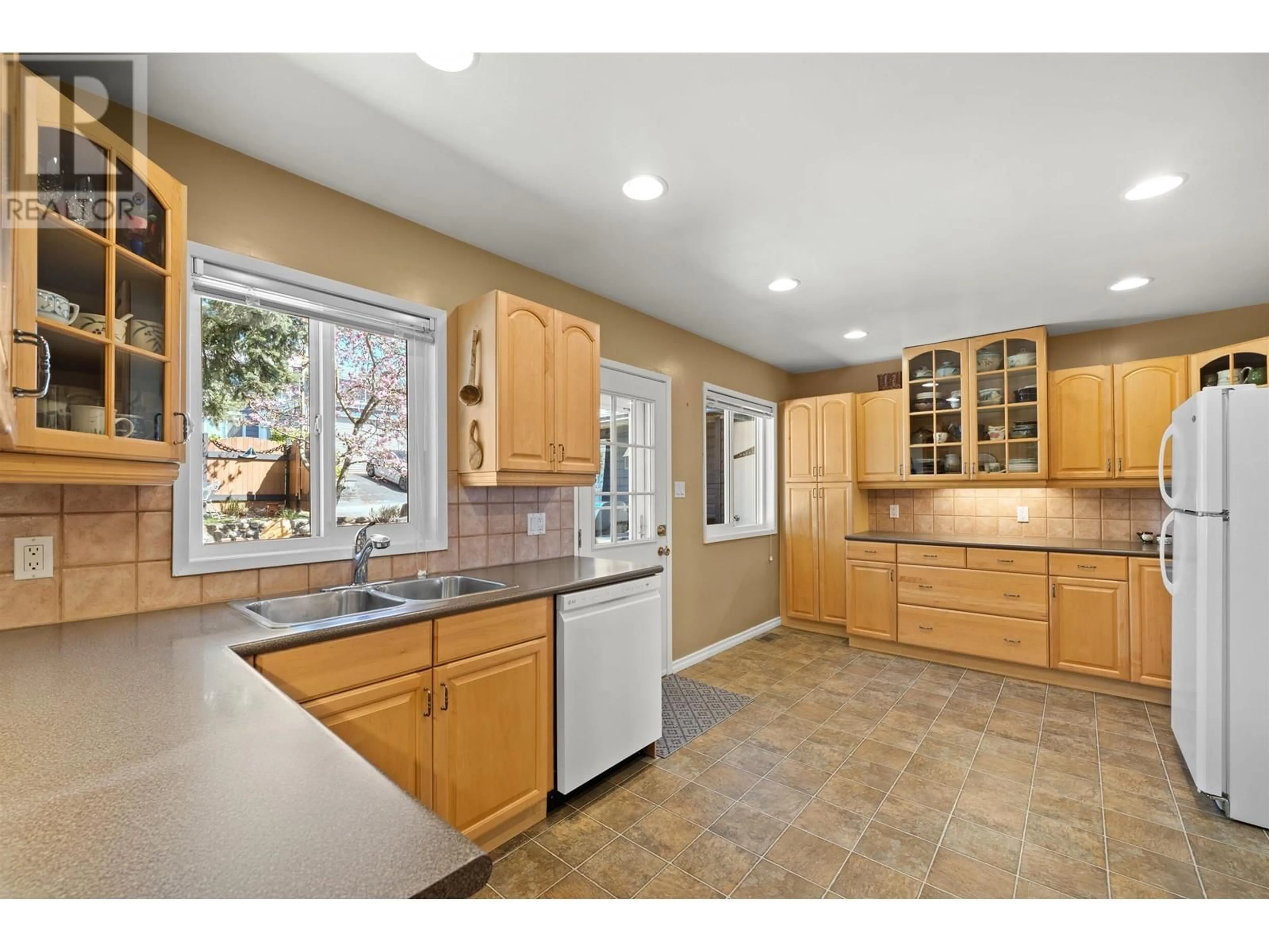 Open concept kitchen, ceramic/tile floor for 83 MOTT CRESCENT, New Westminster British Columbia V3L4L8