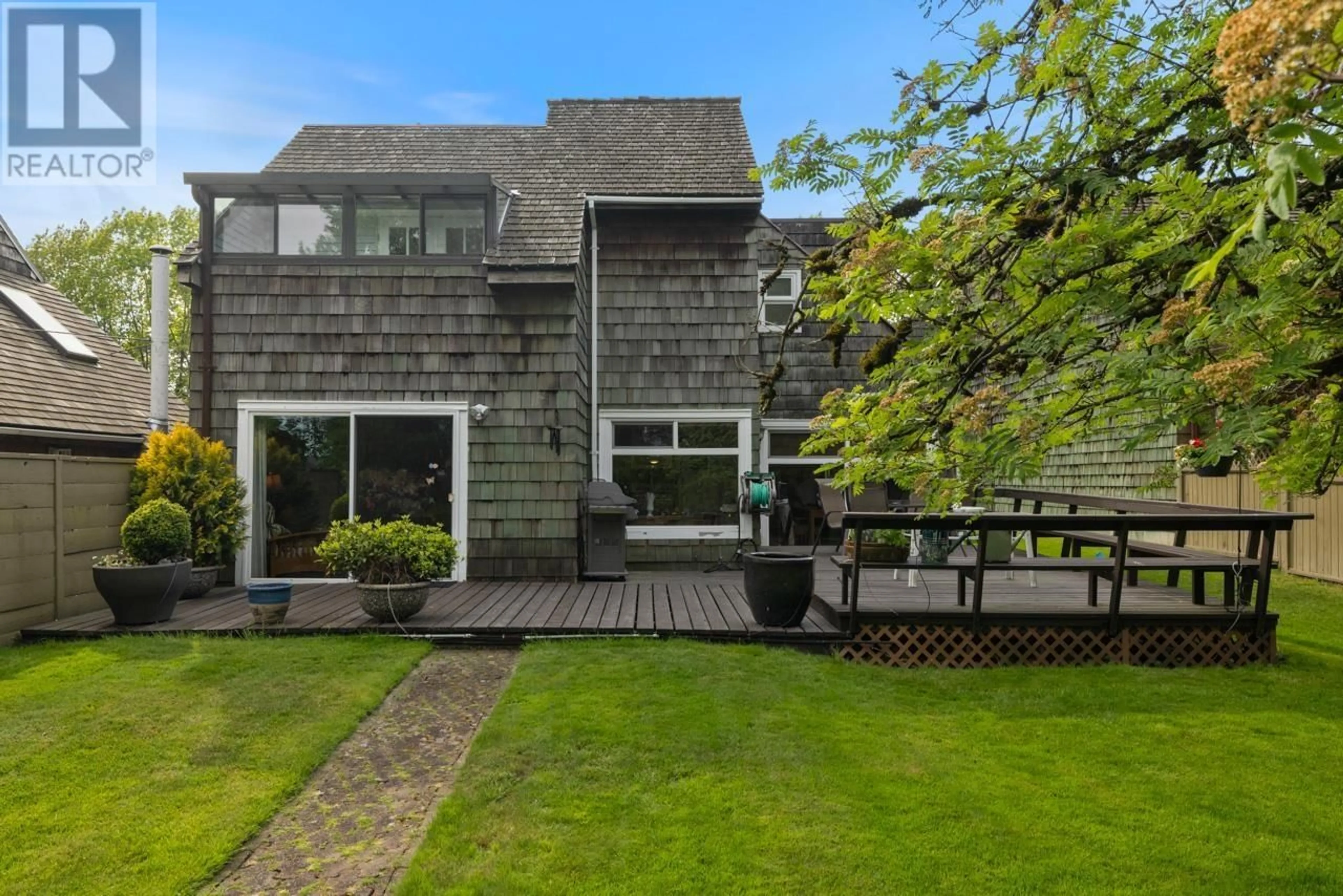 A pic from outside/outdoor area/front of a property/back of a property/a pic from drone, street for 3673 BORHAM CRESCENT, Vancouver British Columbia V5S3X2