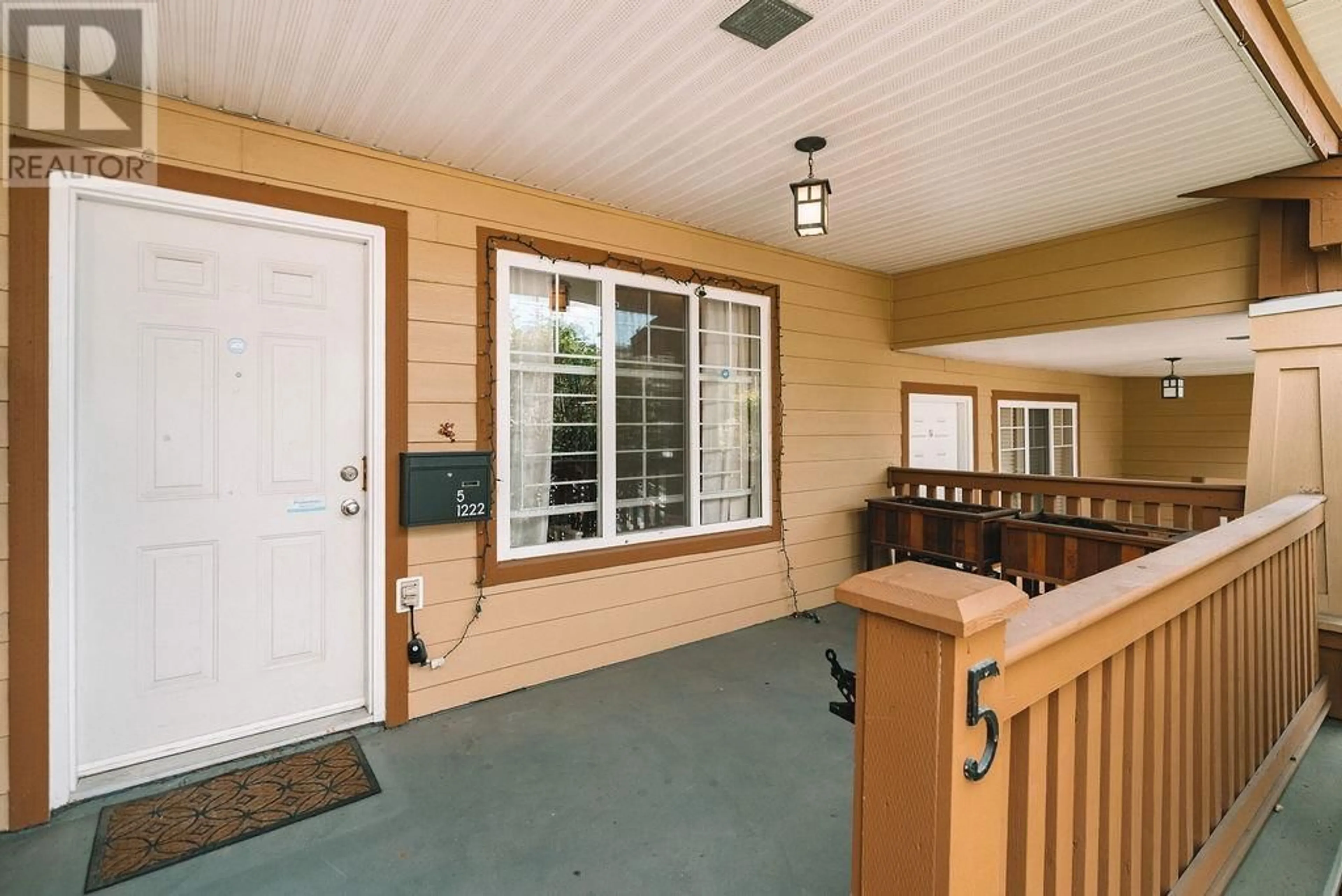 Indoor entryway for 5 - 1222 CAMERON STREET, New Westminster British Columbia V3M1W6