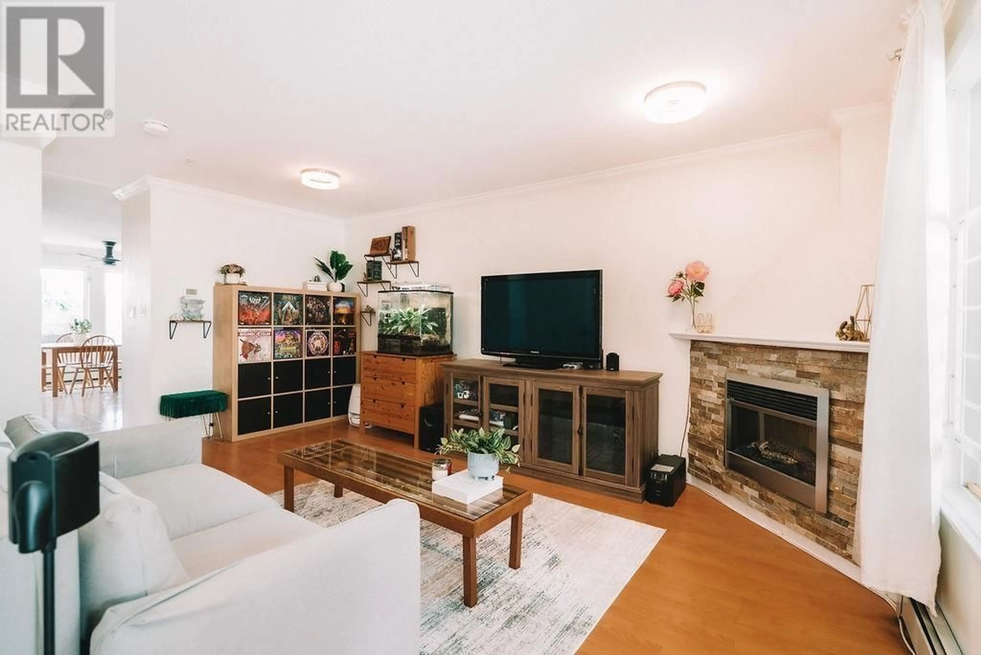 Living room with furniture, wood/laminate floor for 5 - 1222 CAMERON STREET, New Westminster British Columbia V3M1W6