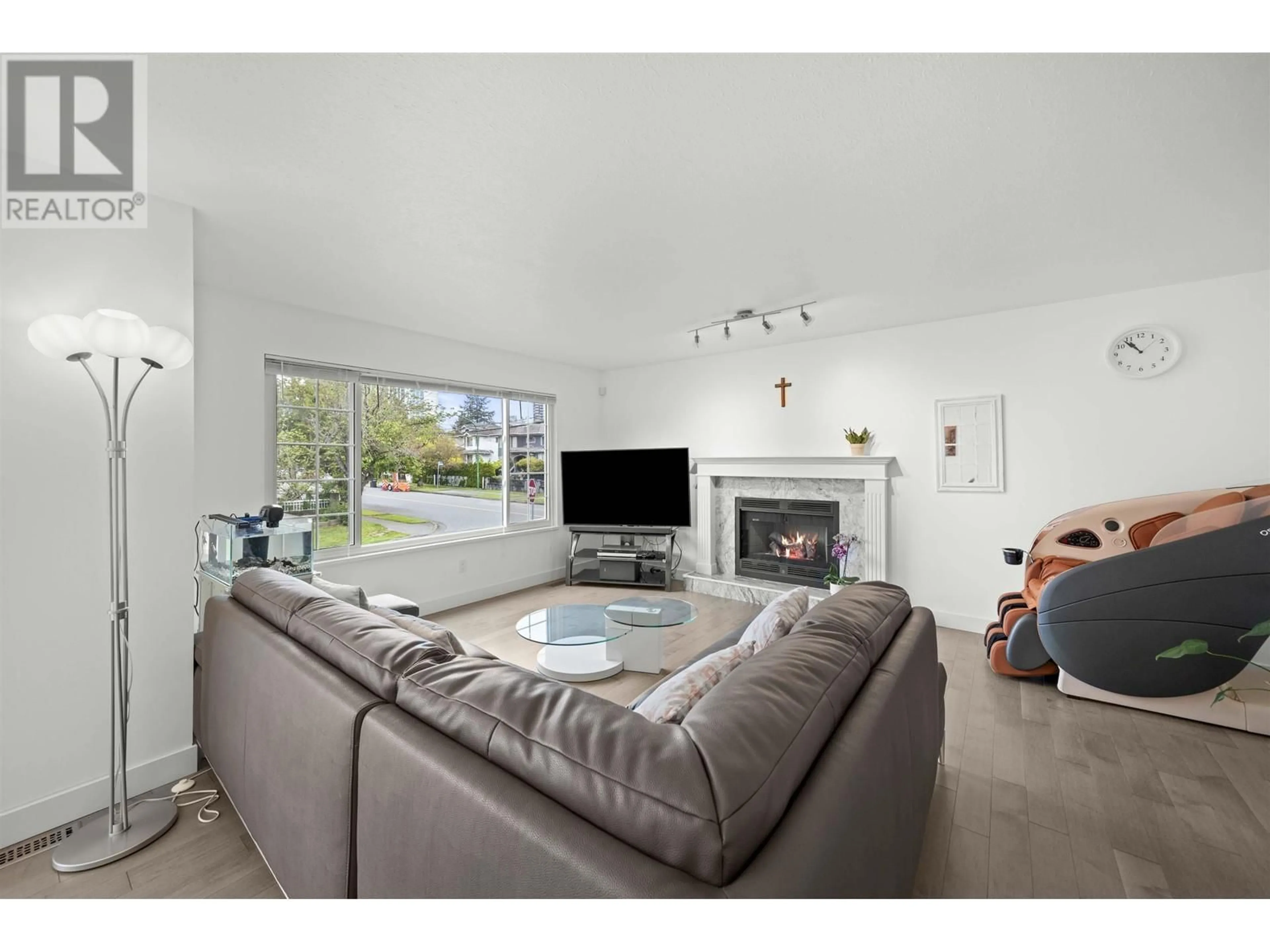 Living room with furniture, unknown for 4398 HURST STREET, Burnaby British Columbia V5J1M9
