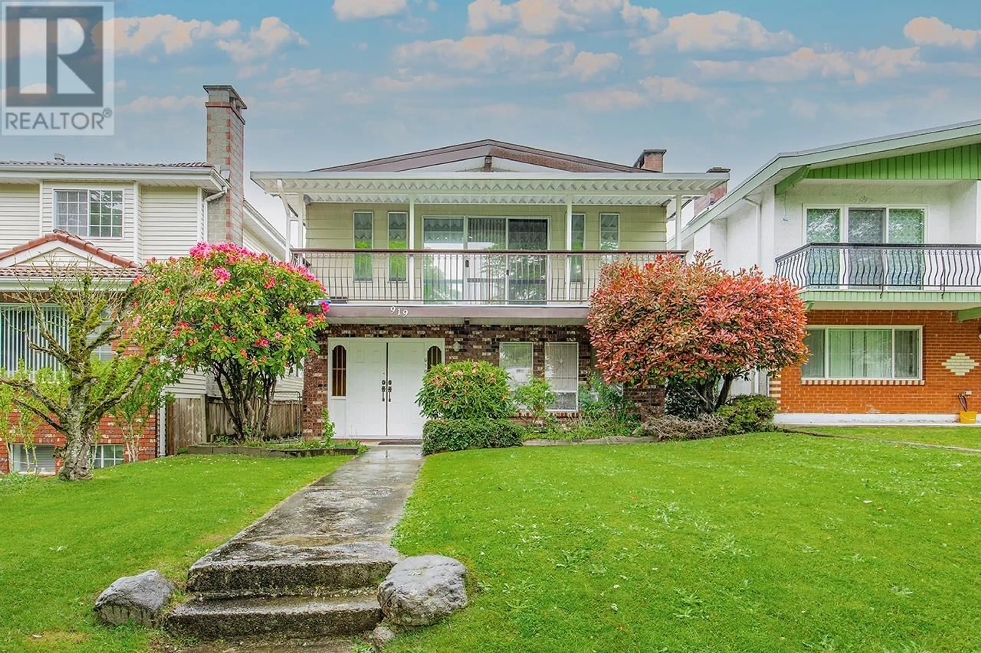 A pic from outside/outdoor area/front of a property/back of a property/a pic from drone, street for 919 39TH AVENUE, Vancouver British Columbia V5W1K7