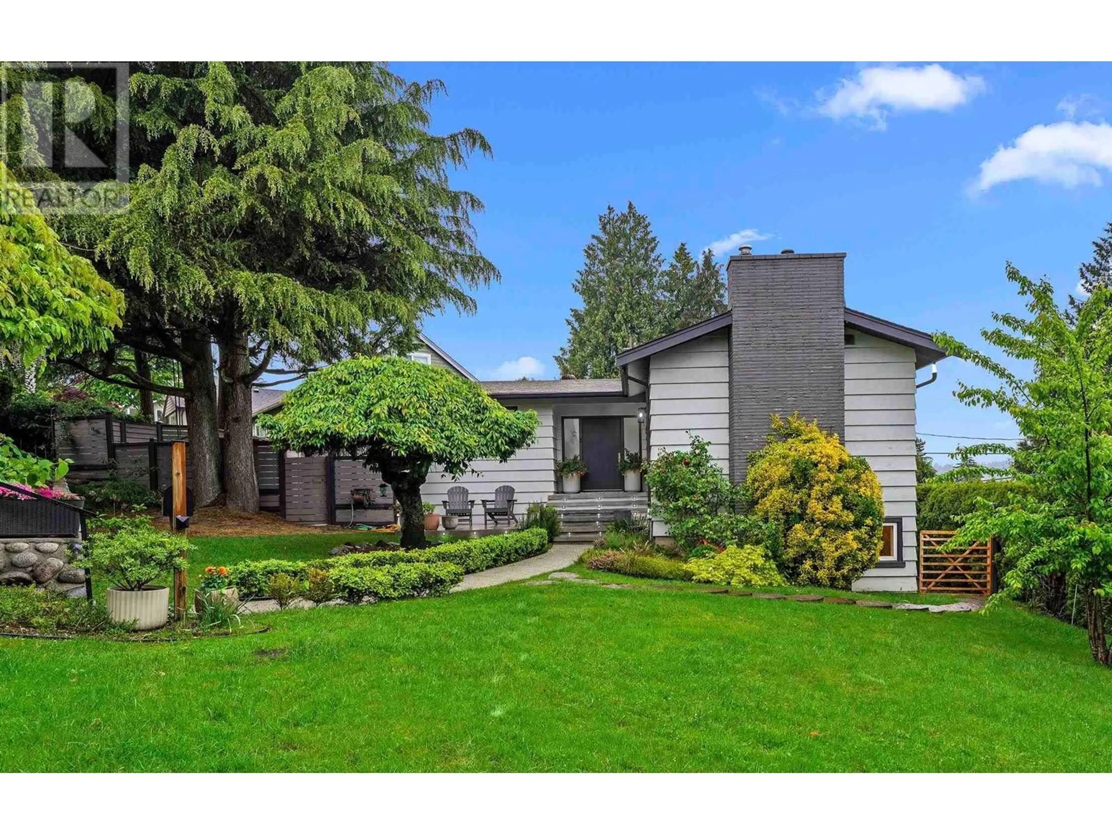 Home with vinyl exterior material, street for 809 BURNABY STREET, New Westminster British Columbia V3L4V8