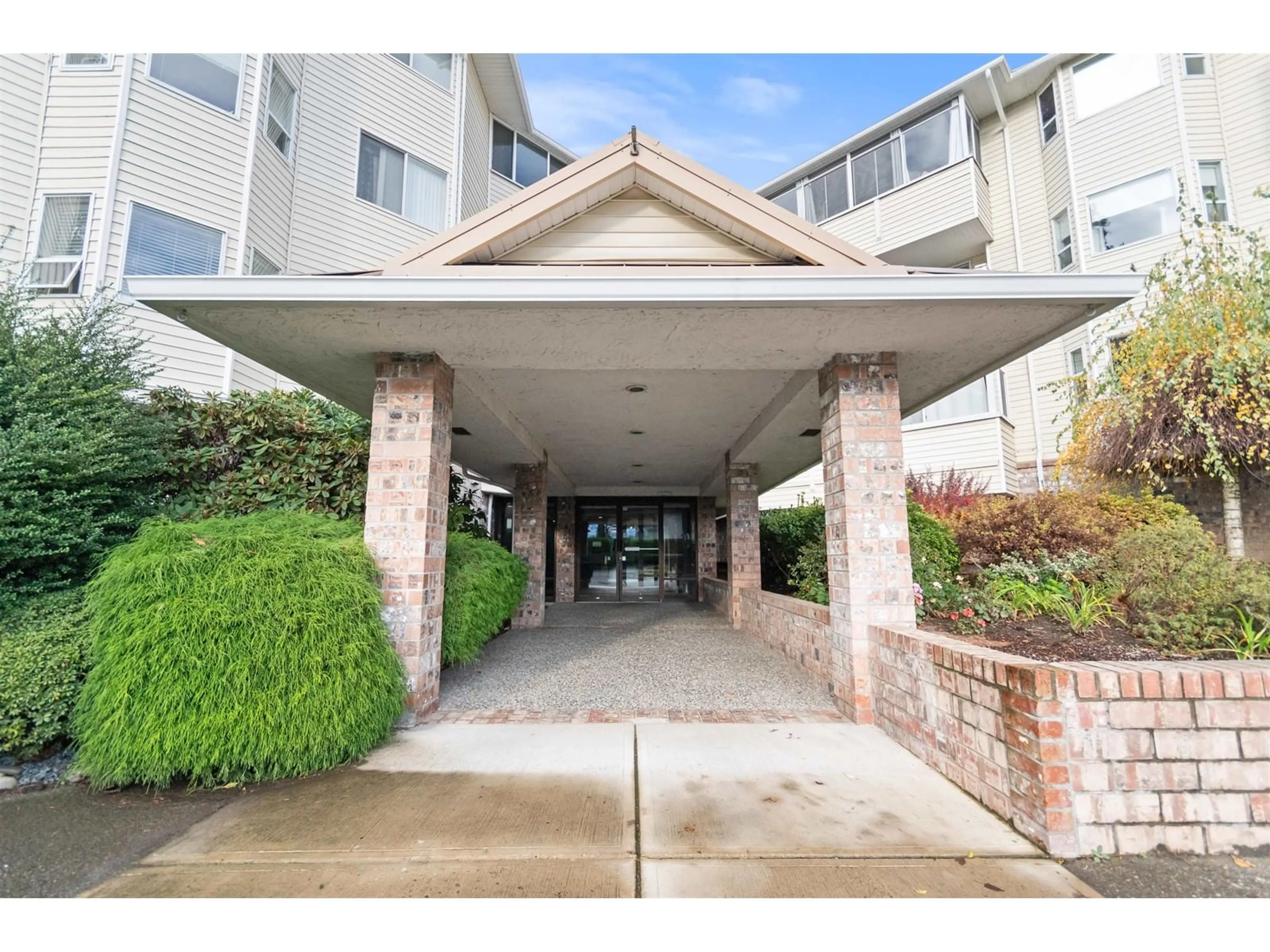 Indoor foyer for 214 - 8725 ELM DRIVE, Chilliwack British Columbia V2P4Y3