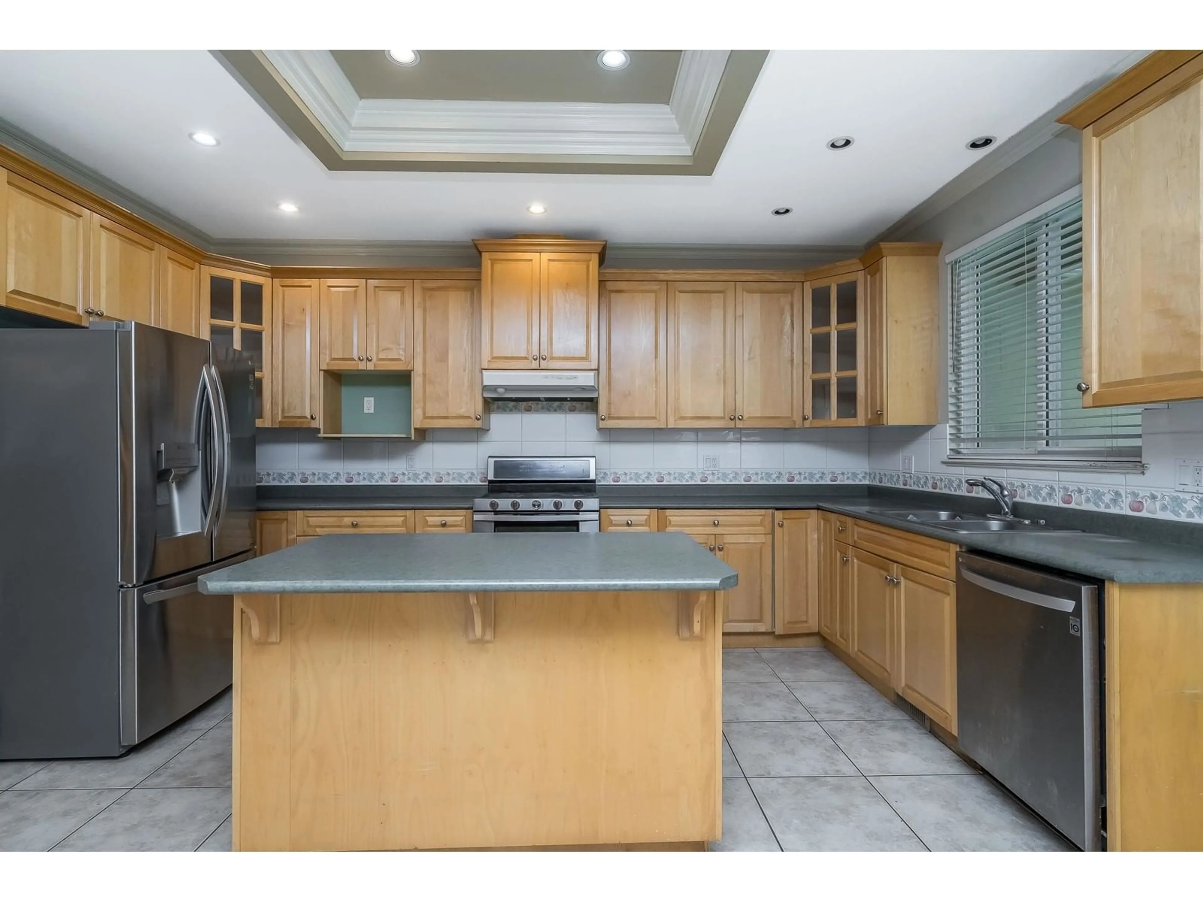 Open concept kitchen, ceramic/tile floor for 16105 109A, Surrey British Columbia V4N3L8
