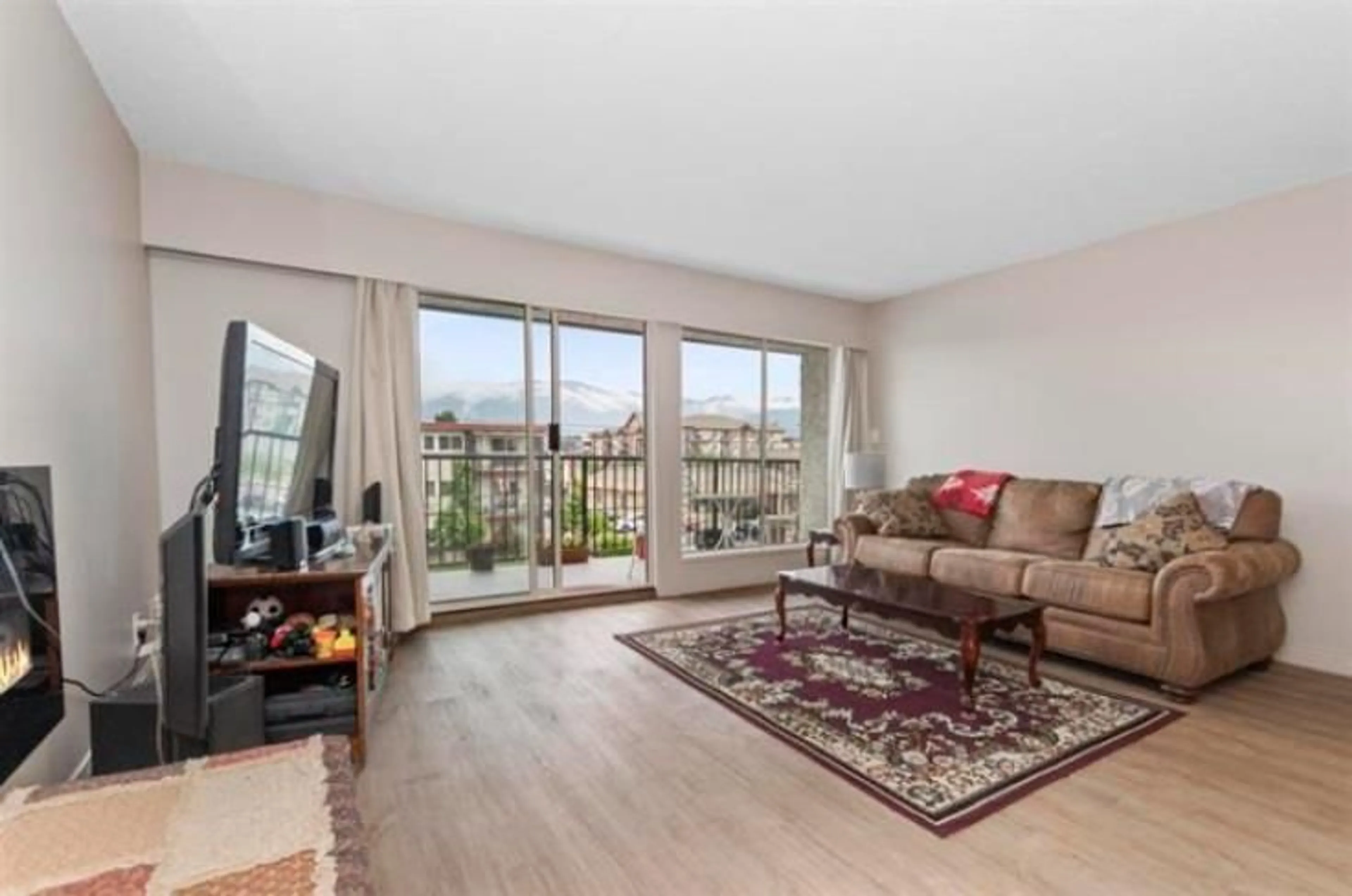 Living room with furniture, wood/laminate floor for 207 - 9080 MARY STREET, Chilliwack British Columbia V2P4J1